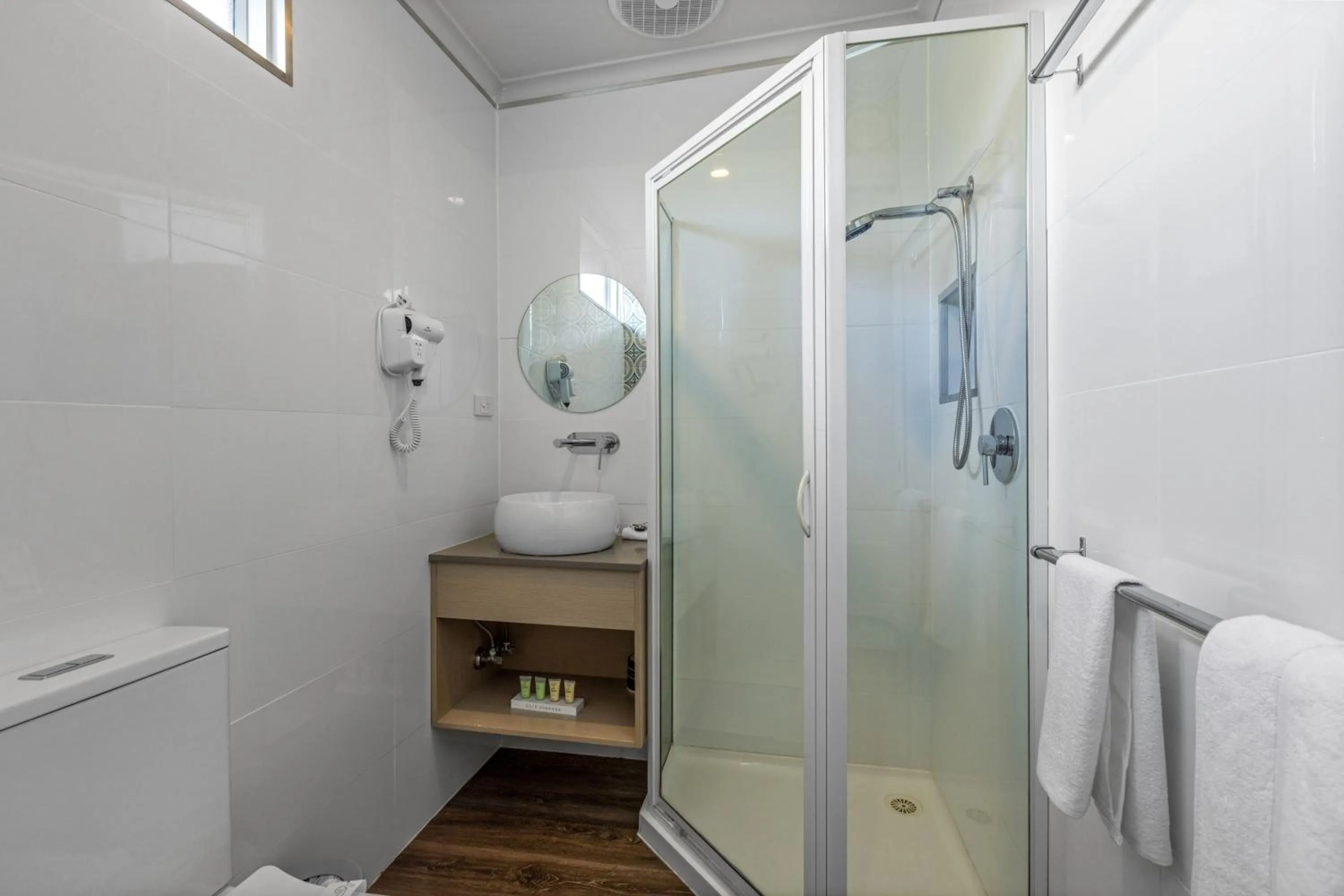 Bathroom in Rosebud Motel