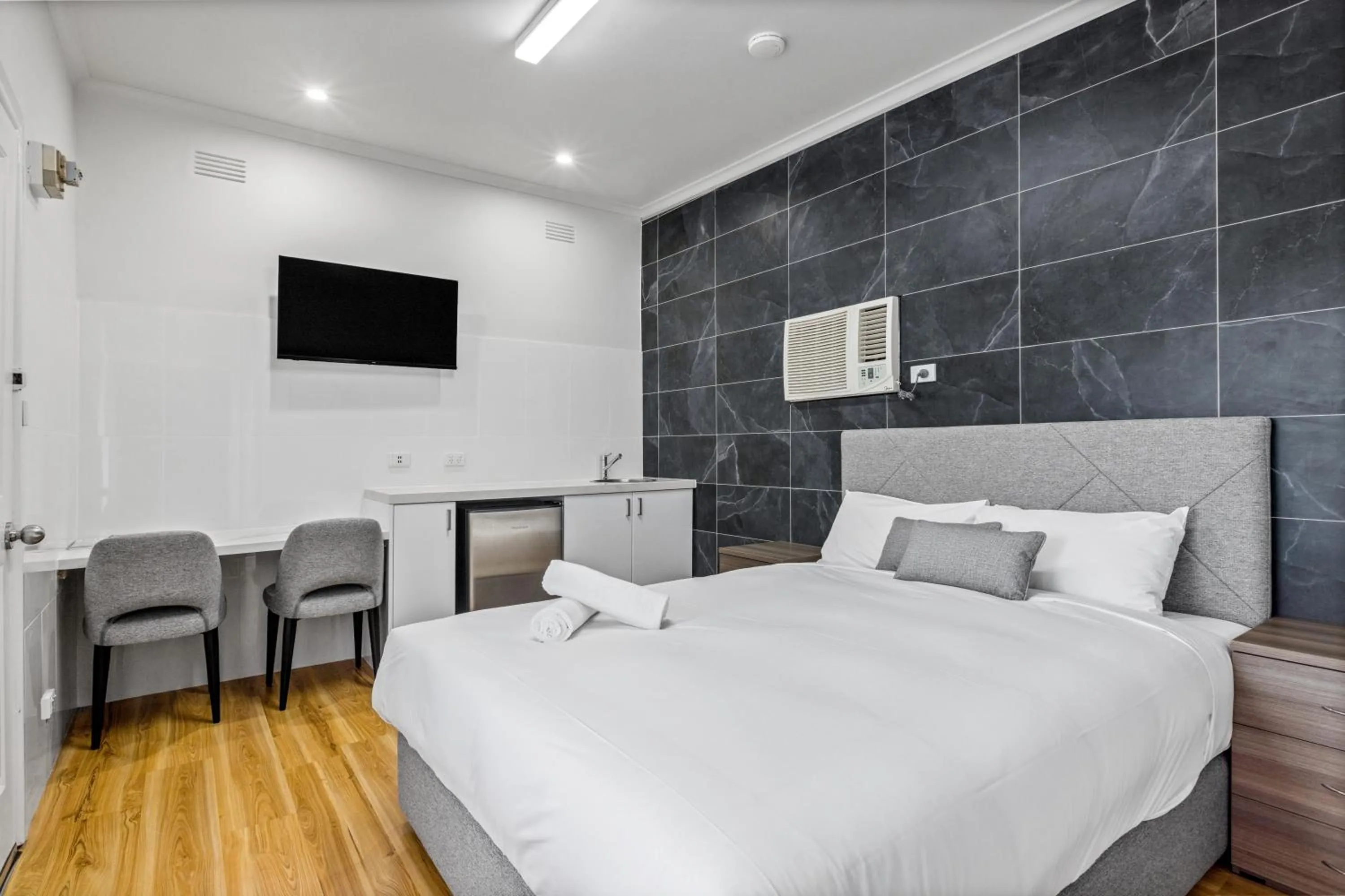 Photo of the whole room, Bed in Rosebud Motel