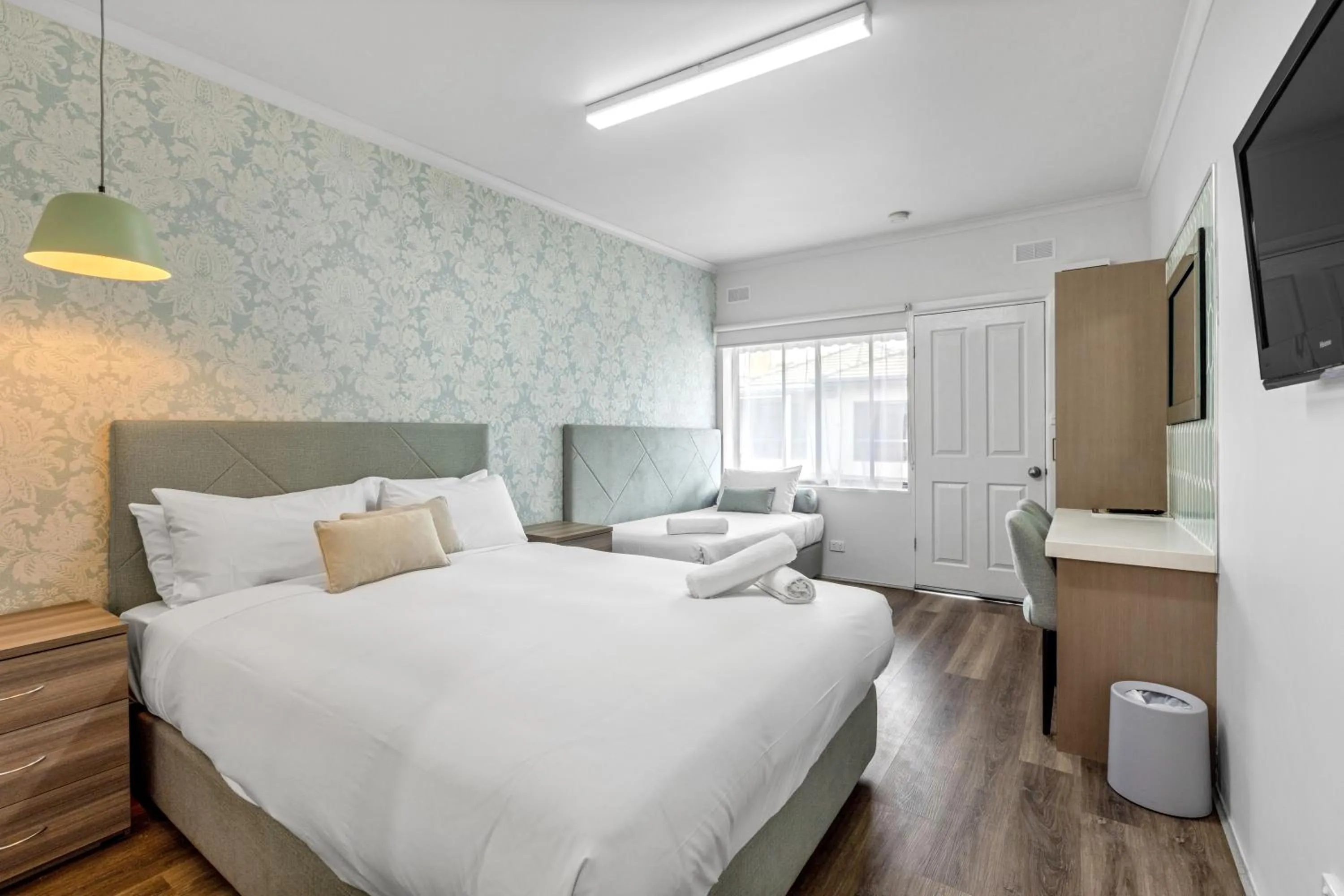 Photo of the whole room, Bed in Rosebud Motel