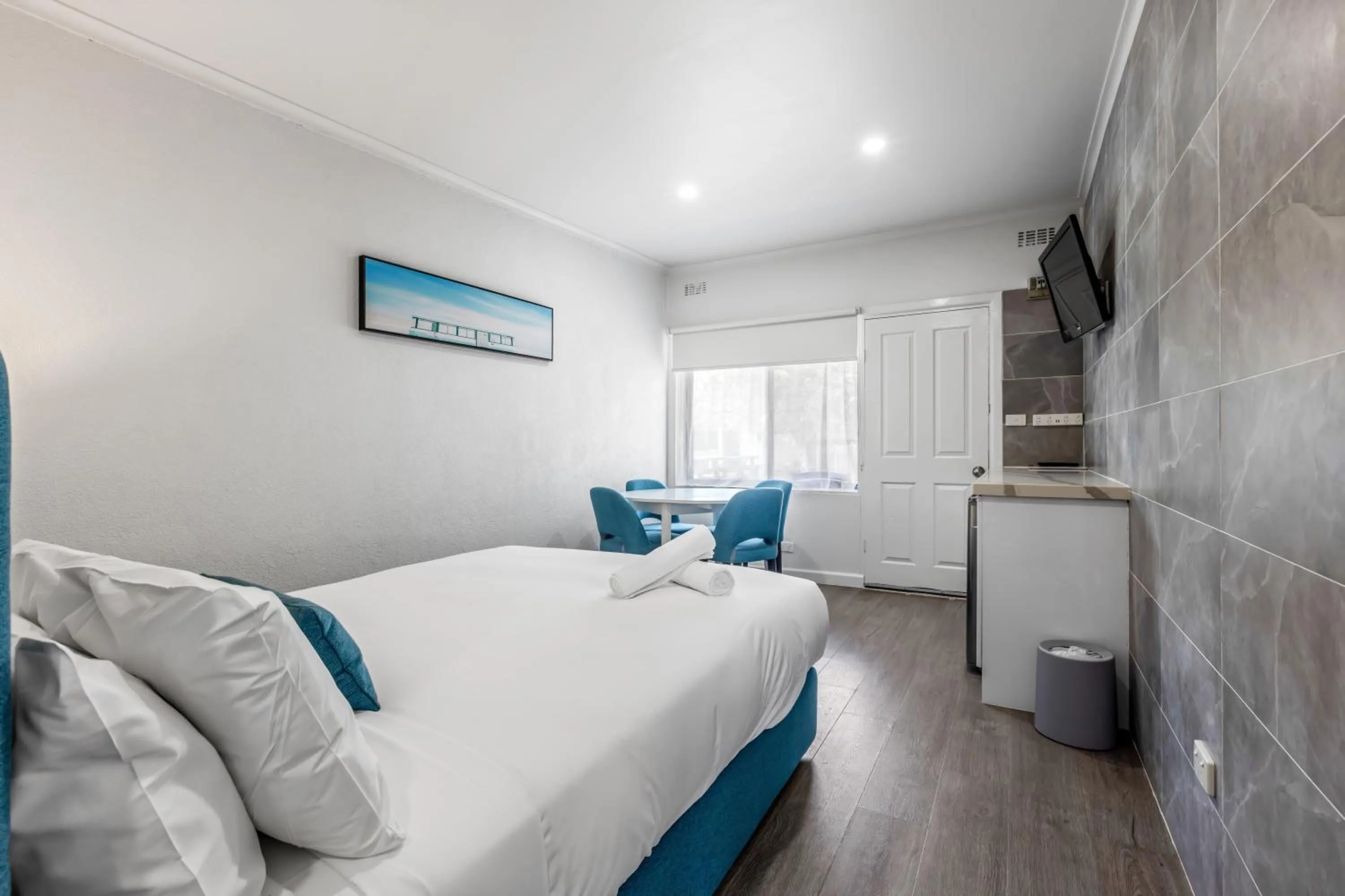 Photo of the whole room, Bed in Rosebud Motel