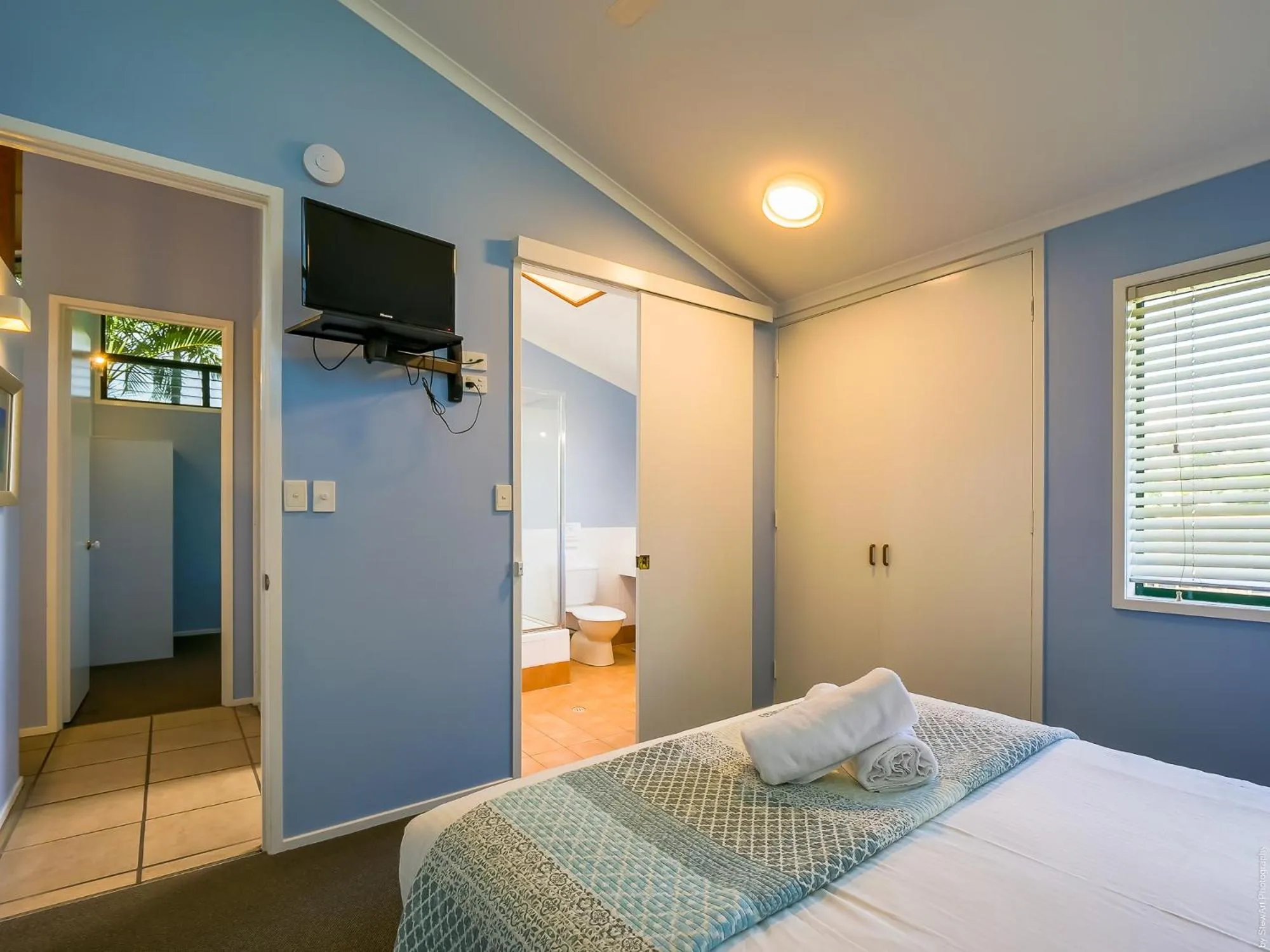 Bathroom, Bed in Boat Harbour Studio Apartments and Villas