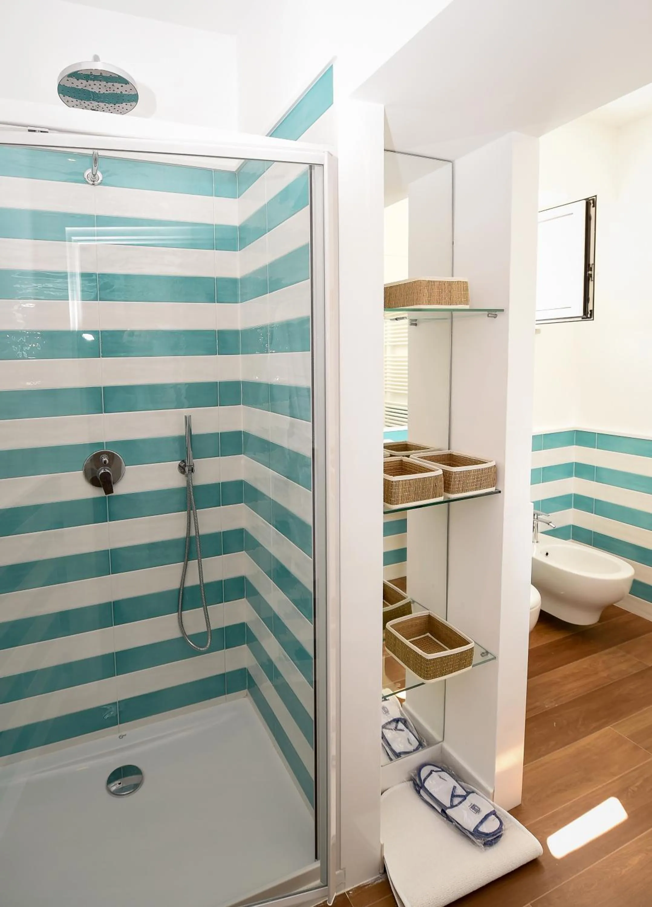 Shower in Casa Pantone