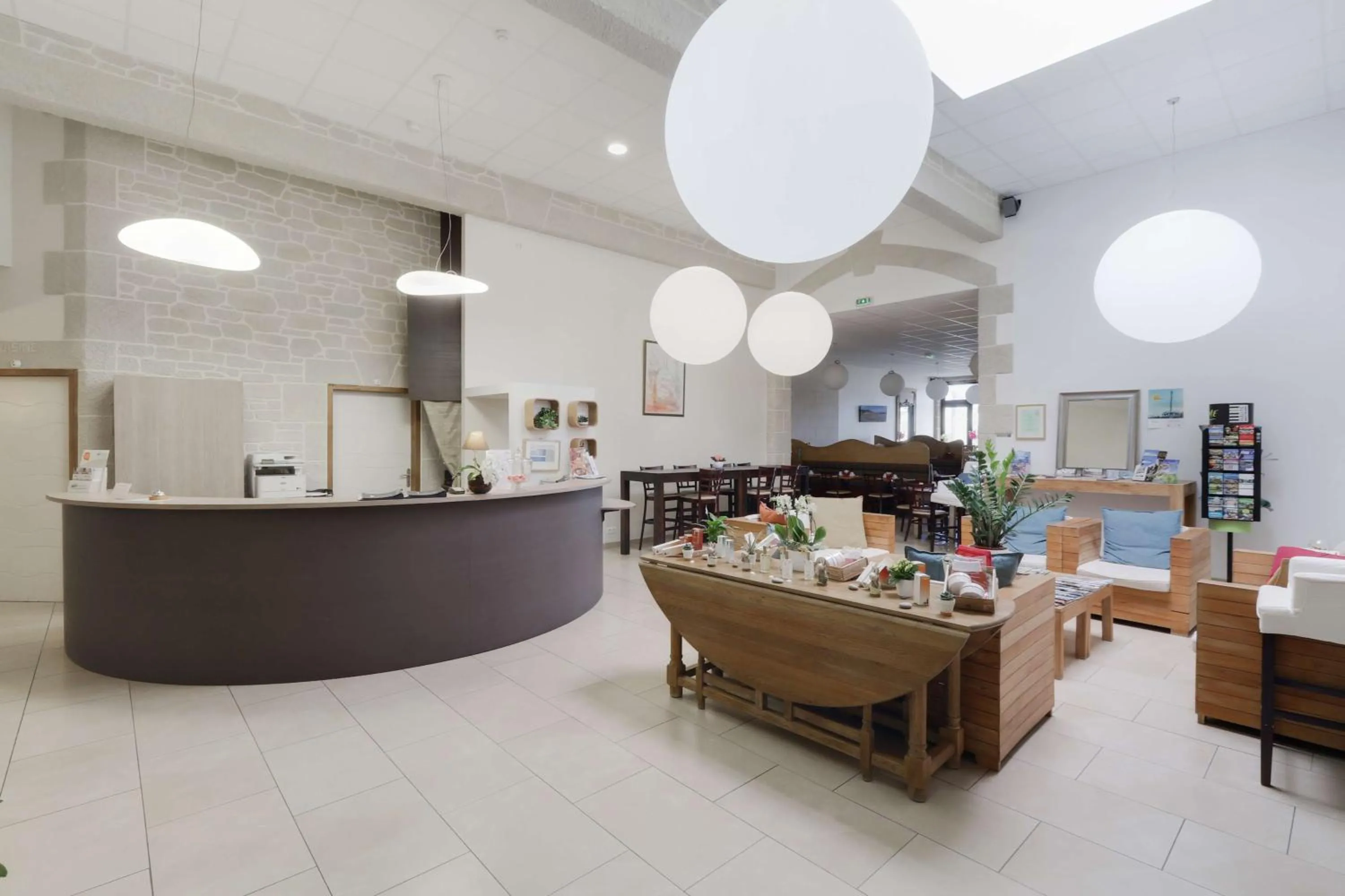 Lobby or reception in Brit Hotel Alghotel