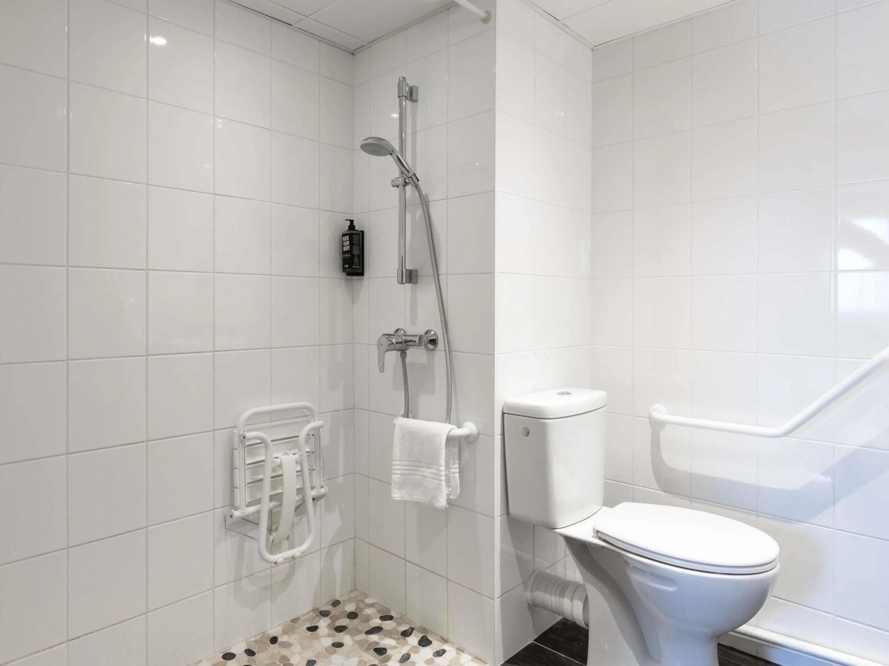 Bedroom in ibis Epinal Centre