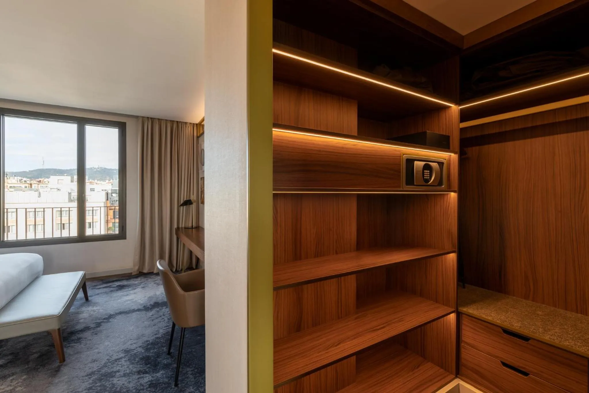 View (from property/room), Bed in Almanac Barcelona