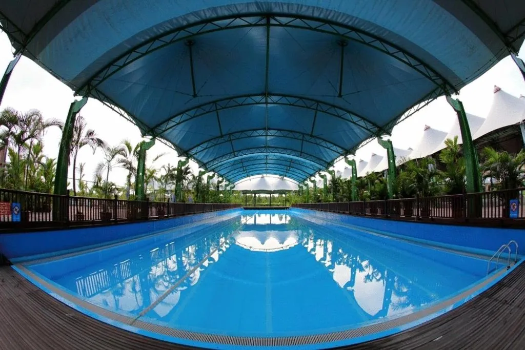 Swimming pool in Eastwood Valley Golf & Country Club