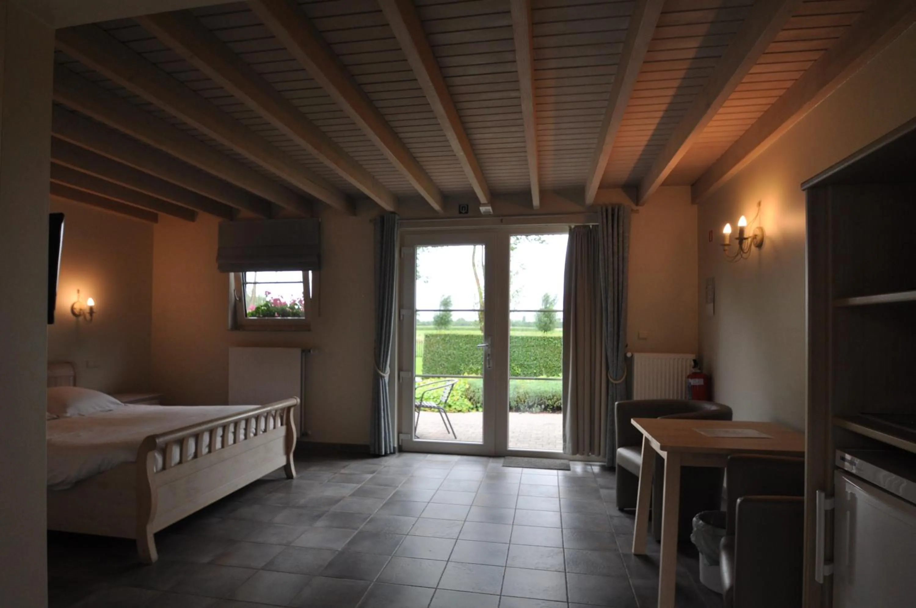 Garden view, Bed in B&B Knotwilgenhoeve