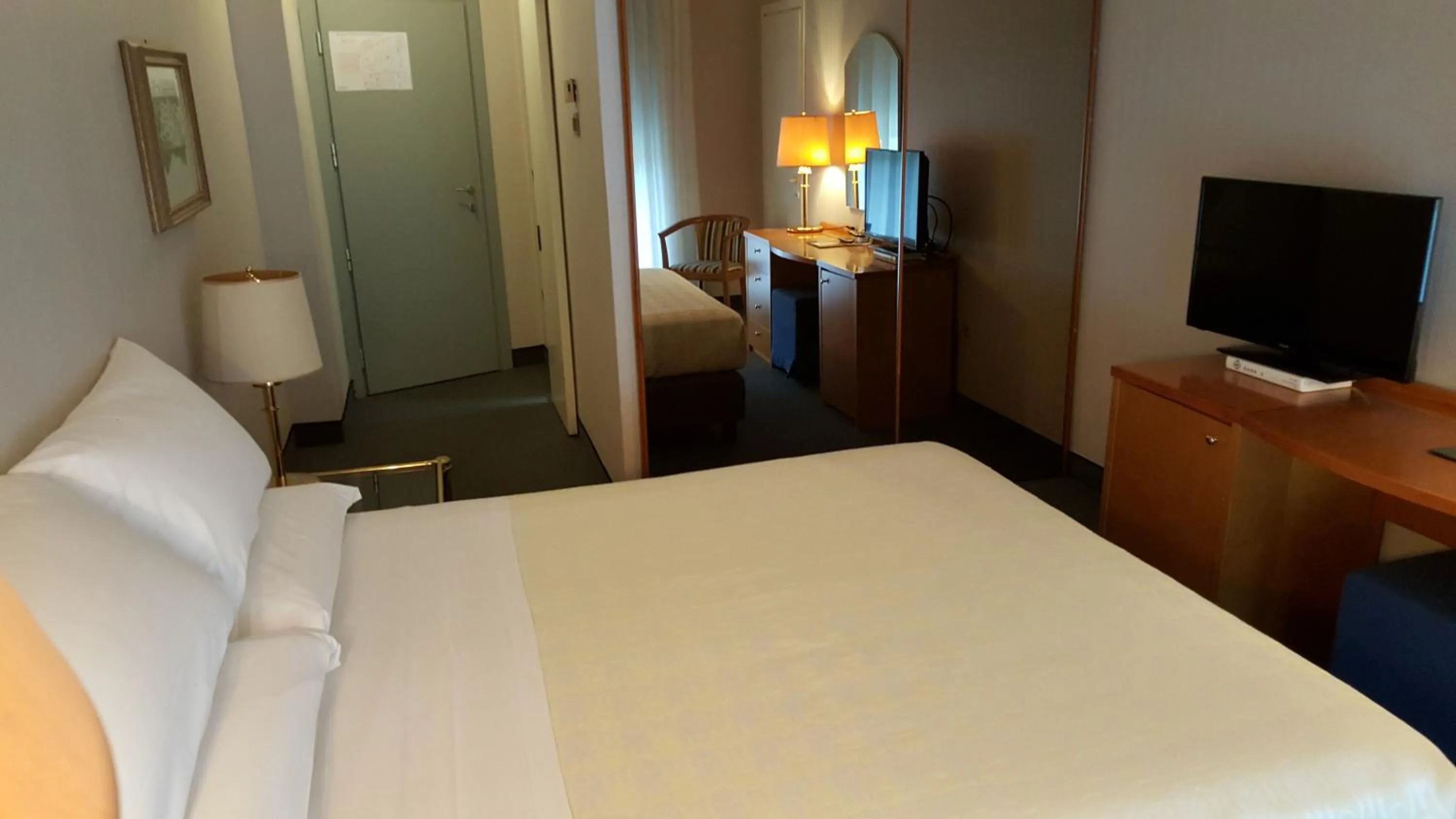 Photo of the whole room, Bed in Hotel Augustus