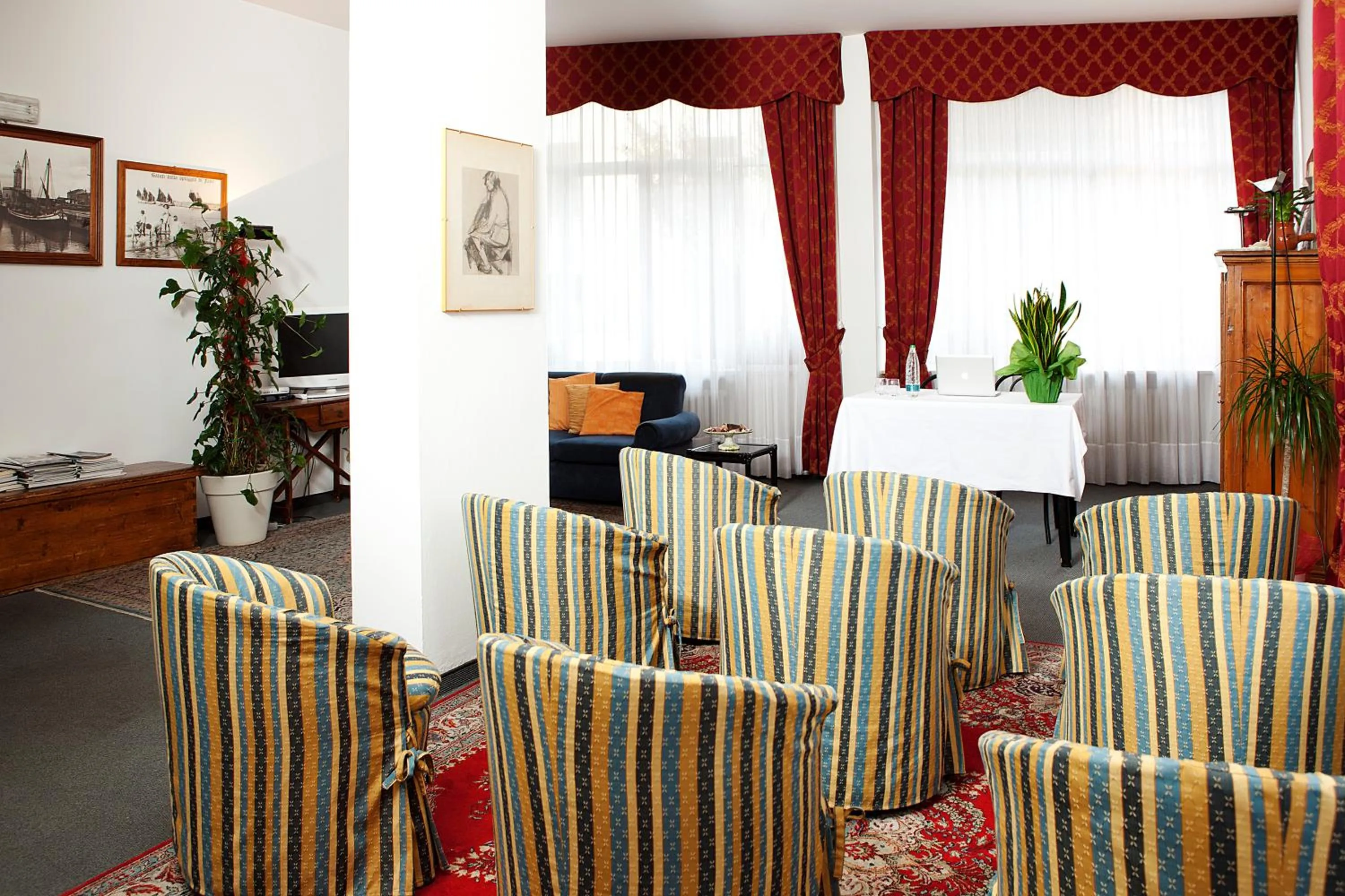 Communal lounge/ TV room in Hotel Augustus