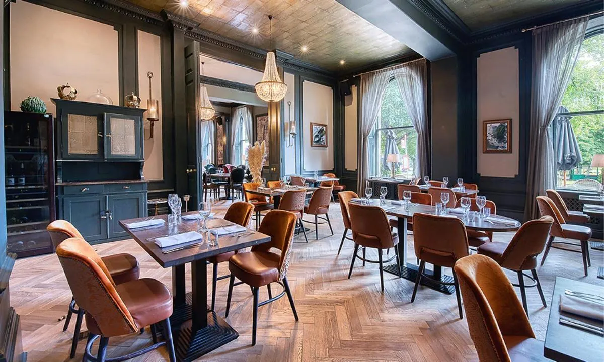 Restaurant/places to eat in White Hart Hotel & Apartments