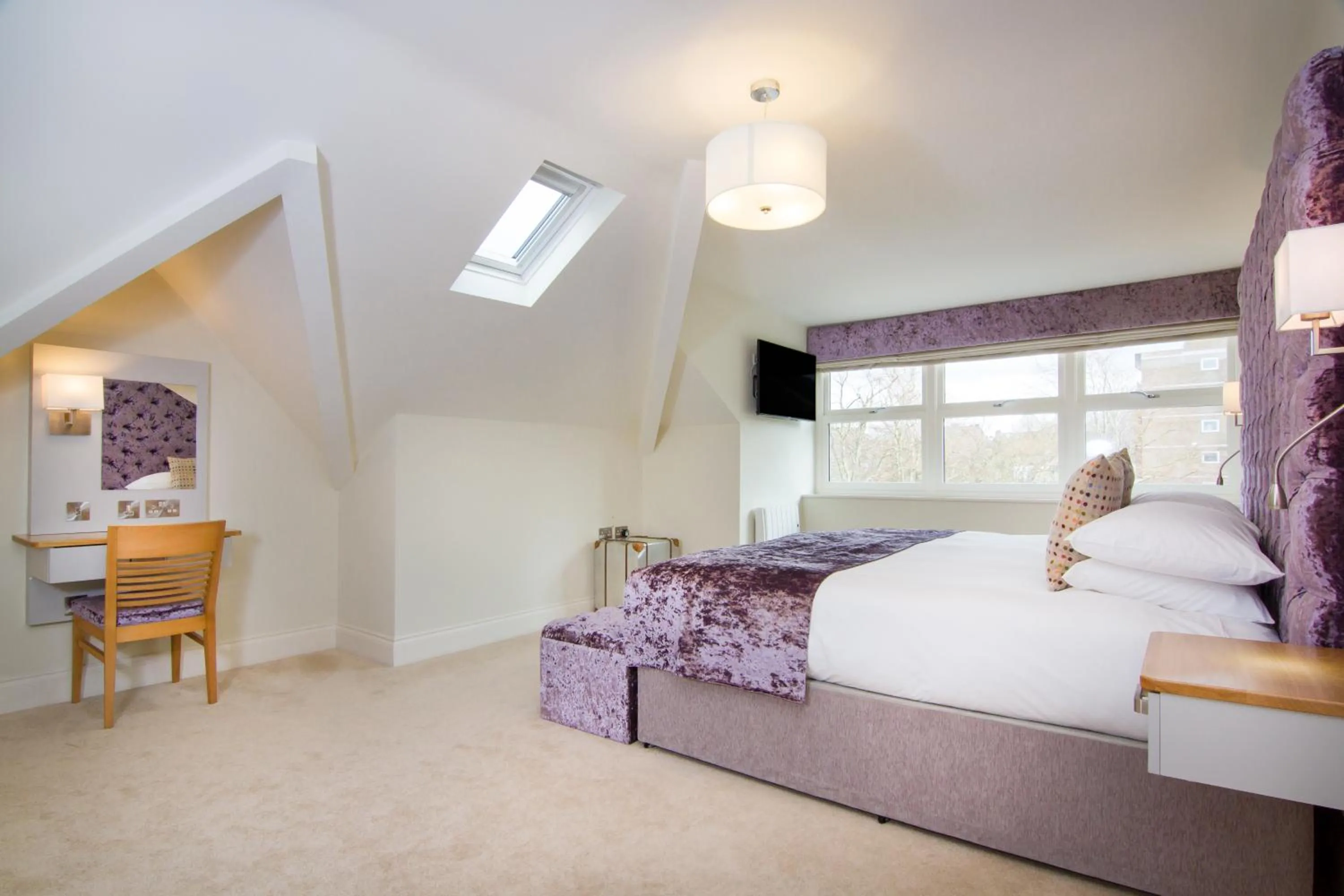 Spring, Bed in White Hart Hotel & Apartments