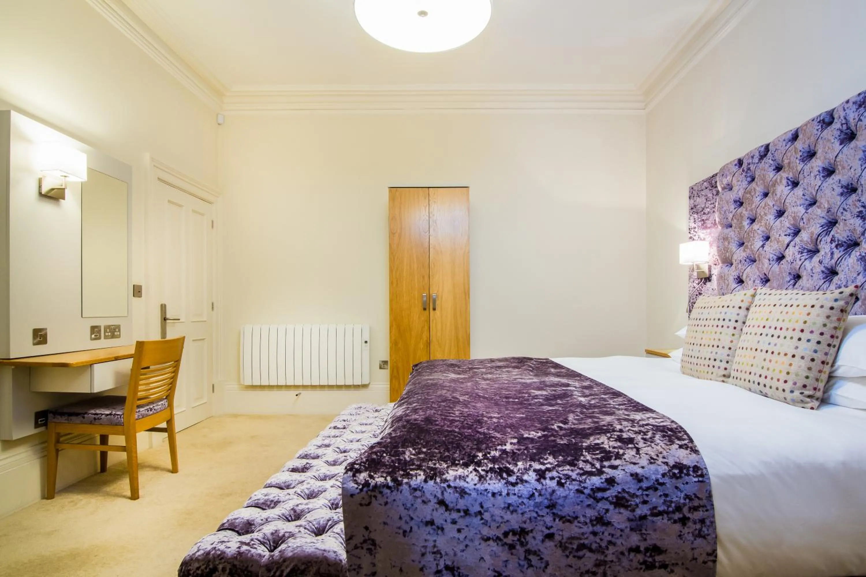 Spring, Bed in White Hart Hotel & Apartments