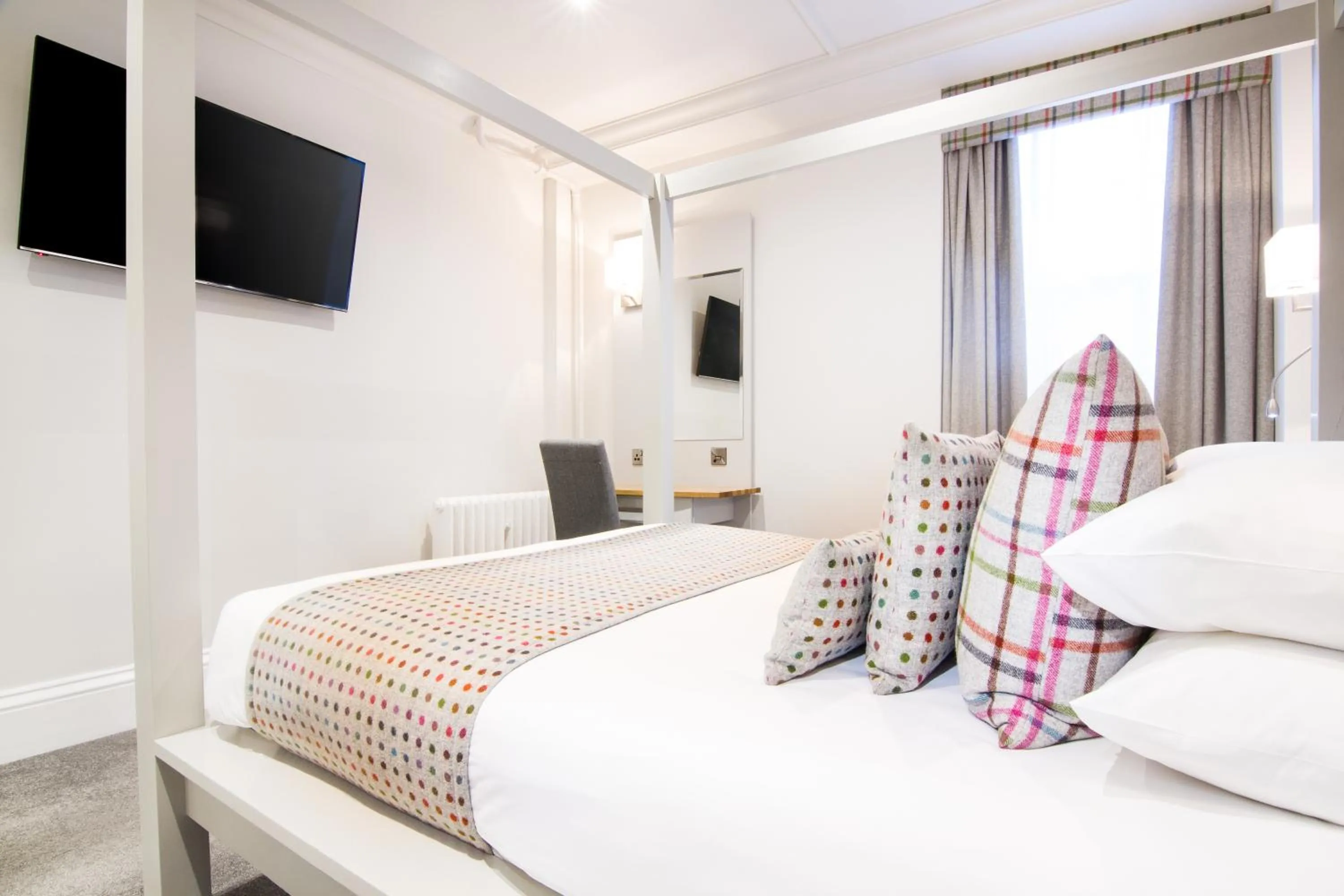 Spring, Bed in White Hart Hotel & Apartments