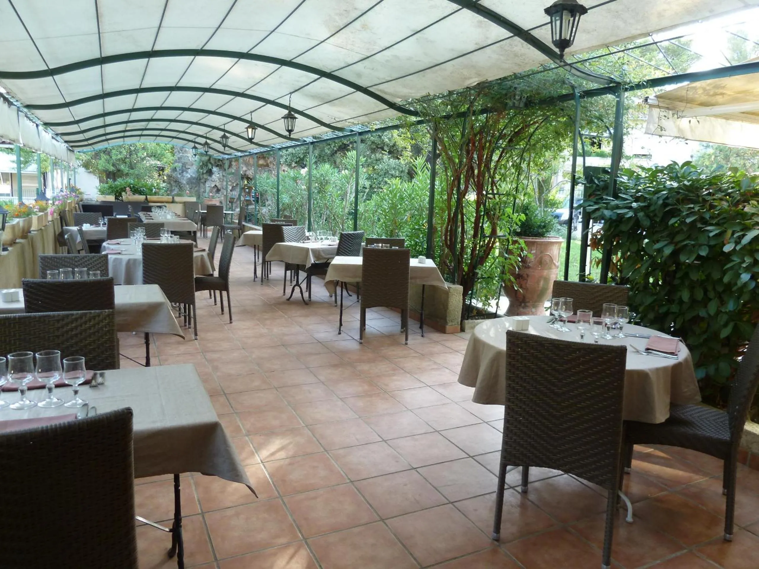 Restaurant/places to eat in Logis Hôtel - Restaurant Résidence Les Cèdres