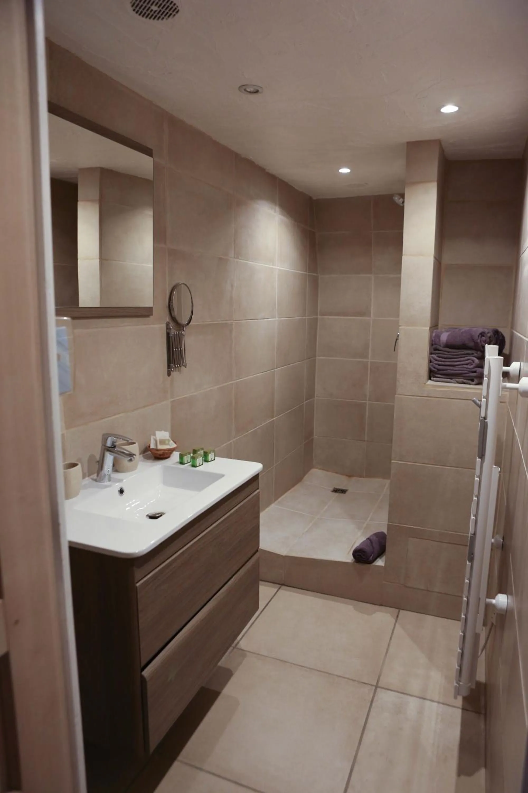 Shower in Logis Hôtel - Restaurant Résidence Les Cèdres