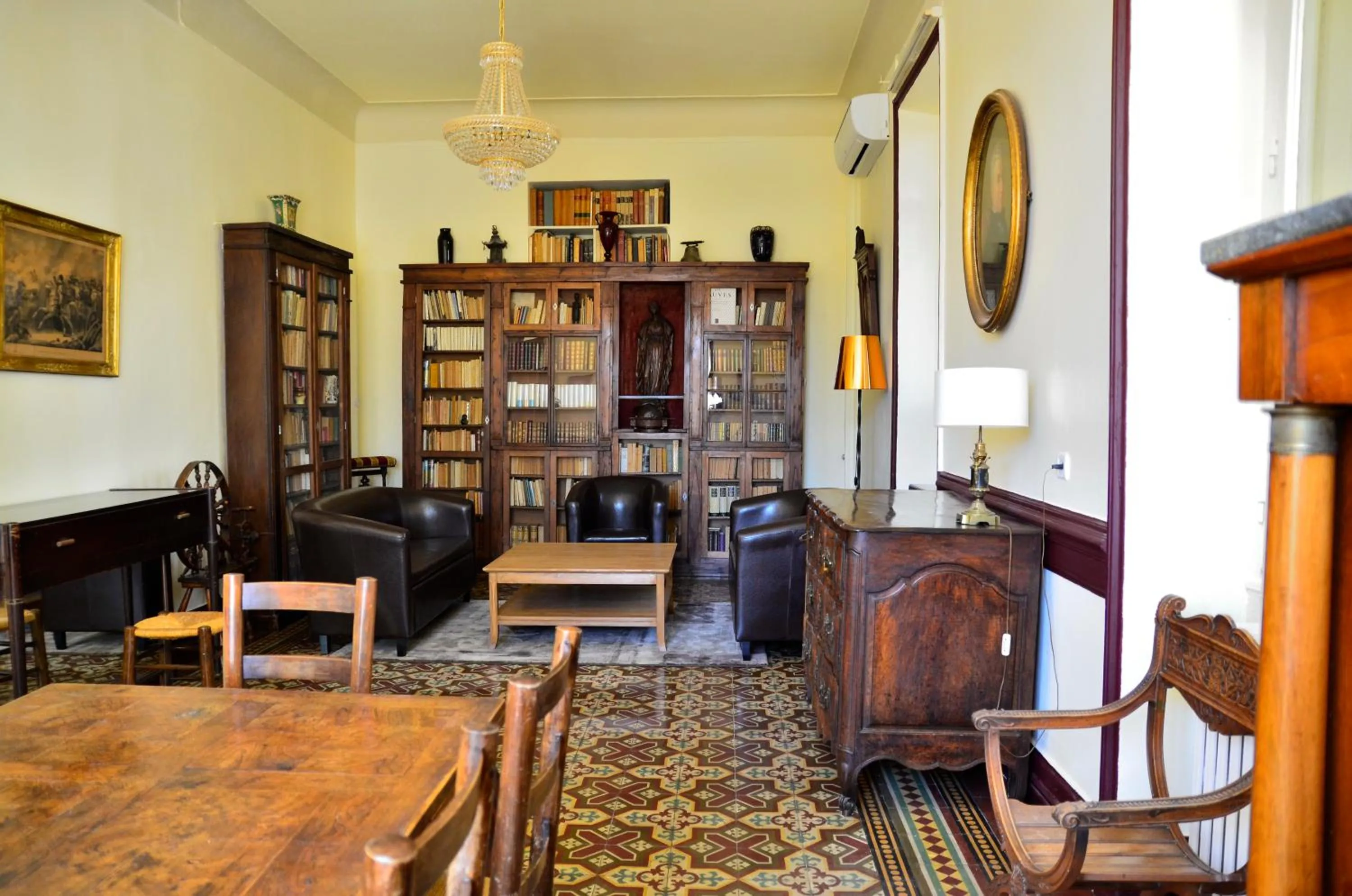 Communal lounge/ TV room in Logis Hôtel - Restaurant Résidence Les Cèdres