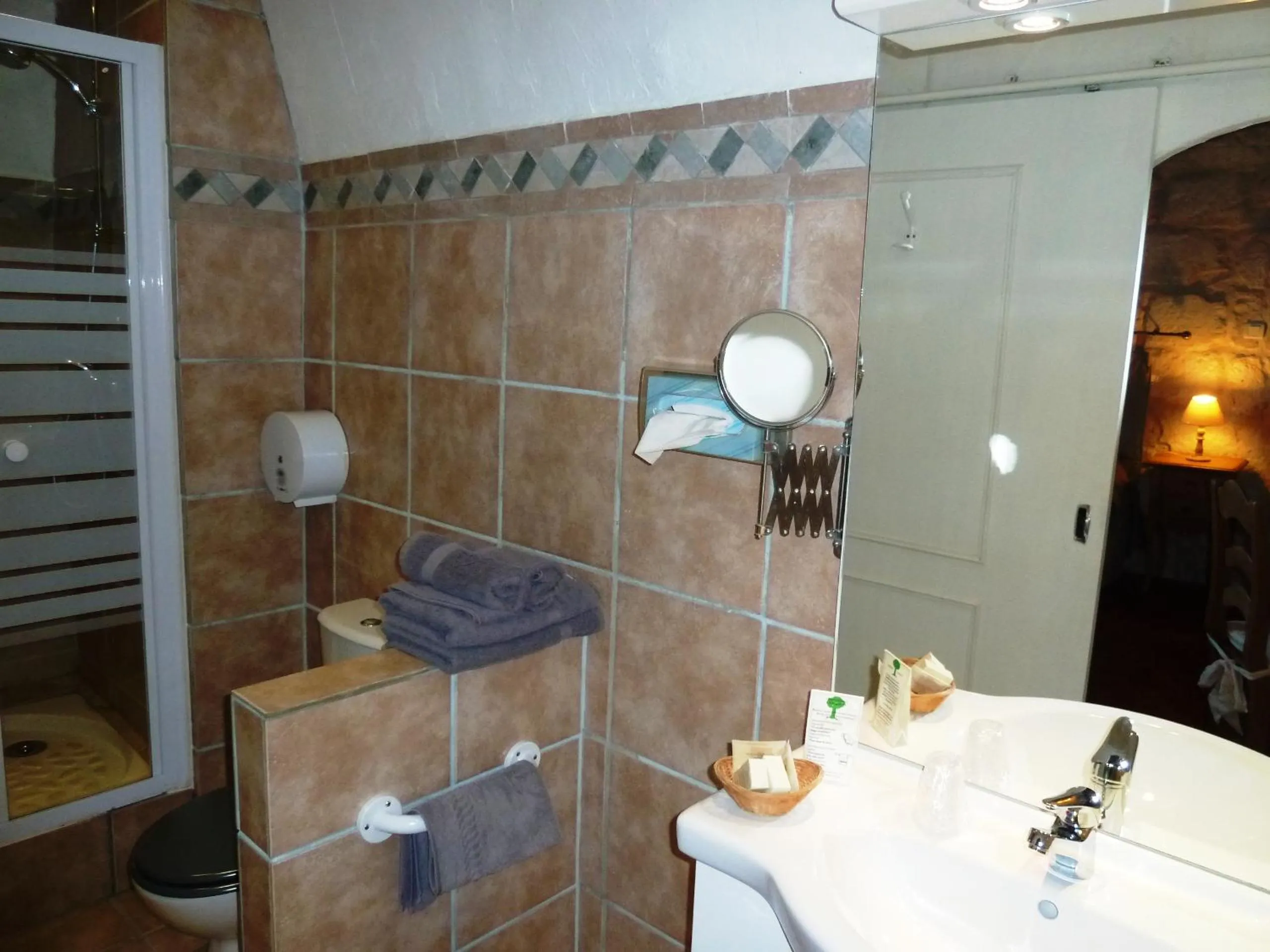 Bathroom in Logis Hôtel - Restaurant Résidence Les Cèdres