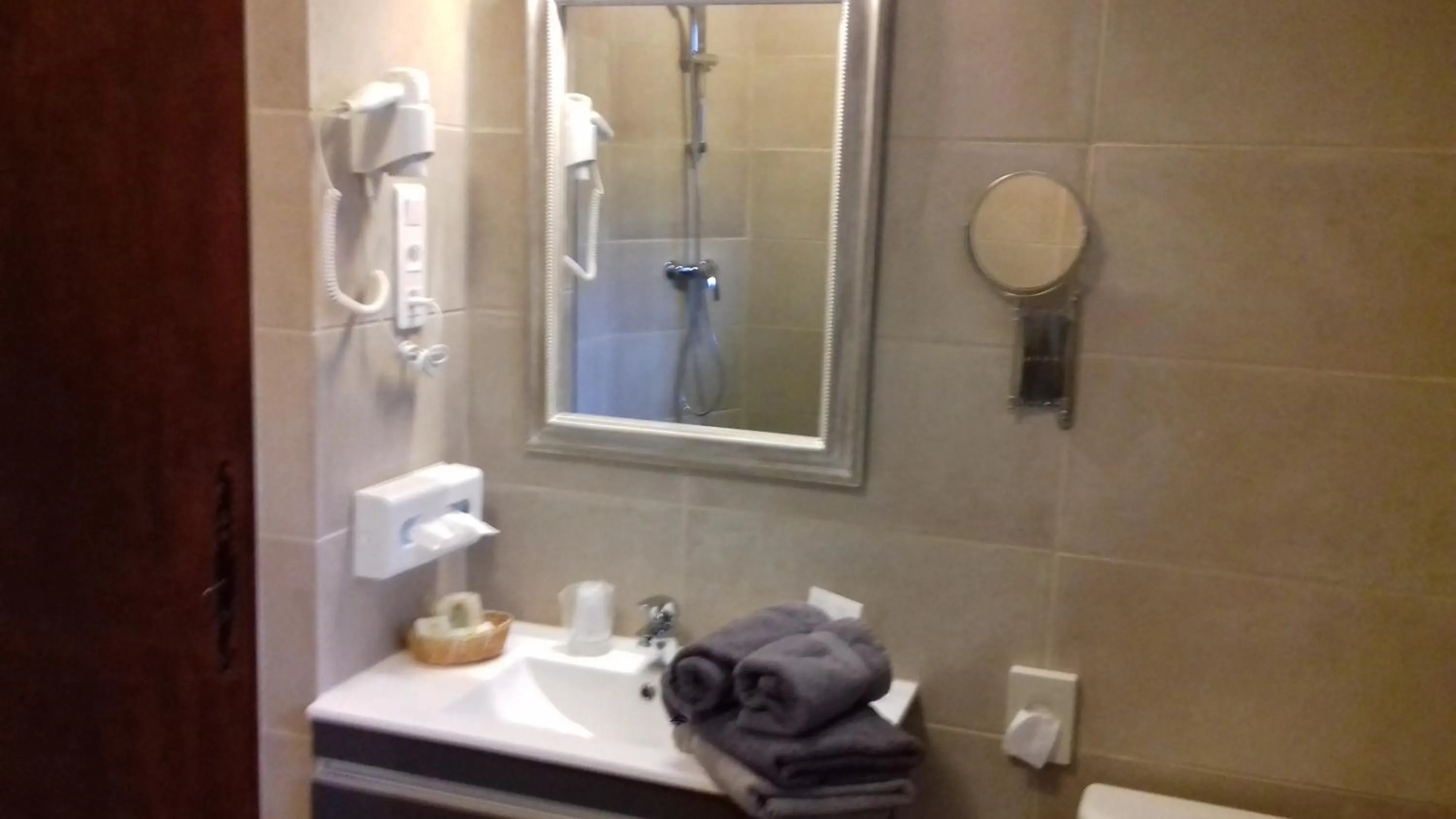 Bathroom in Logis Hôtel - Restaurant Résidence Les Cèdres