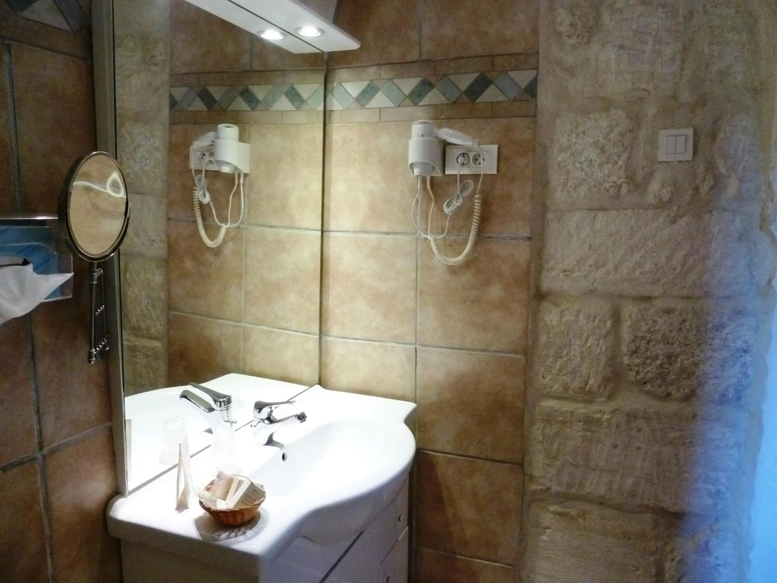 Bathroom in Logis Hôtel - Restaurant Résidence Les Cèdres