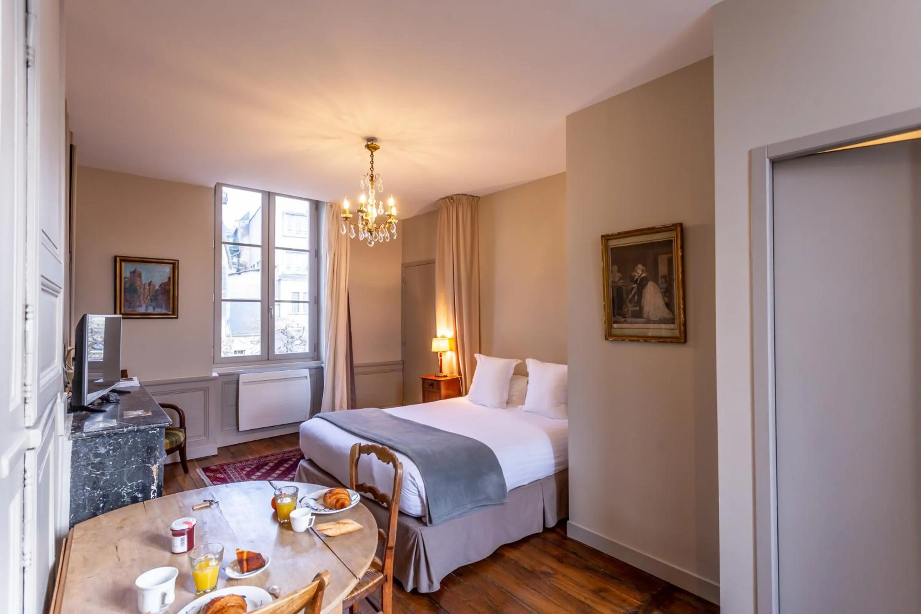 Bed in La Maison d'Aristide - Jacques Cœur - Panette Collection