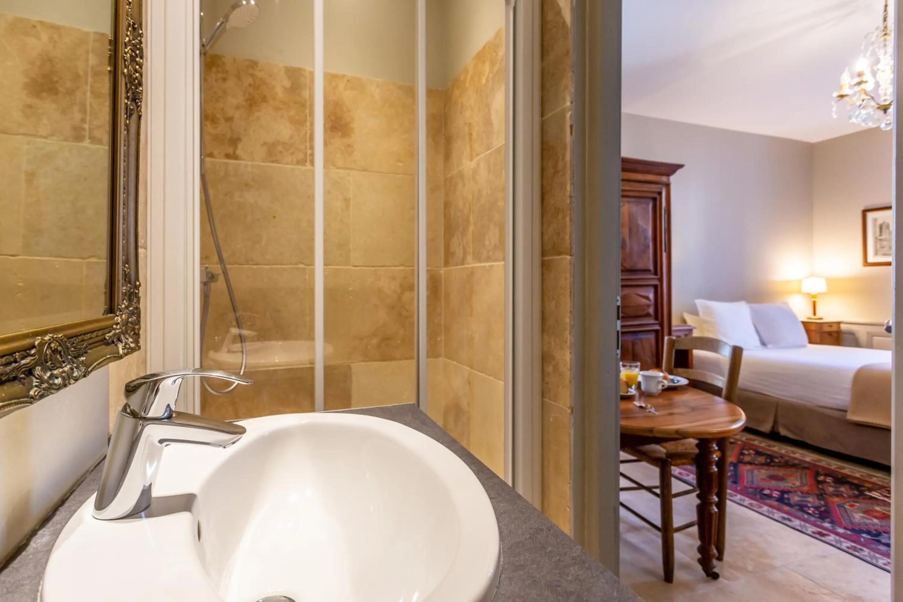Shower, Bed in La Maison d'Aristide - Jacques Cœur - Panette Collection