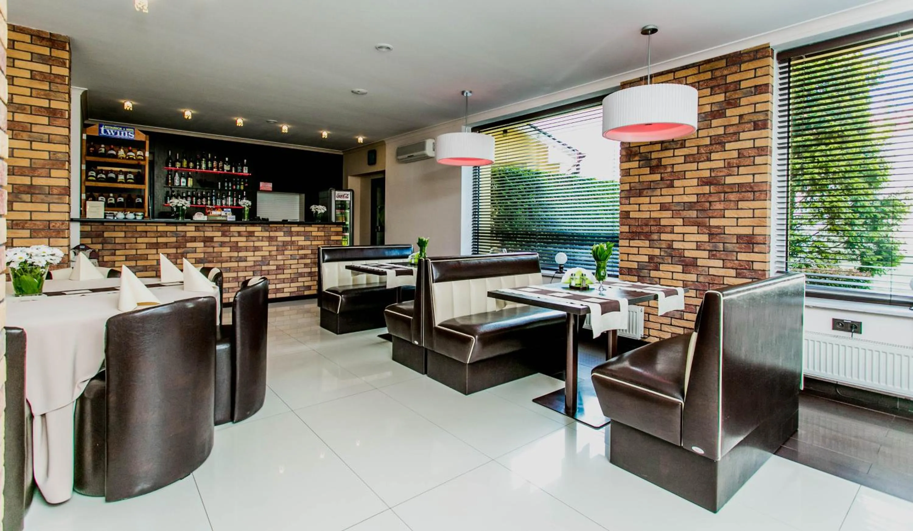 Restaurant/places to eat in Hotel Twins