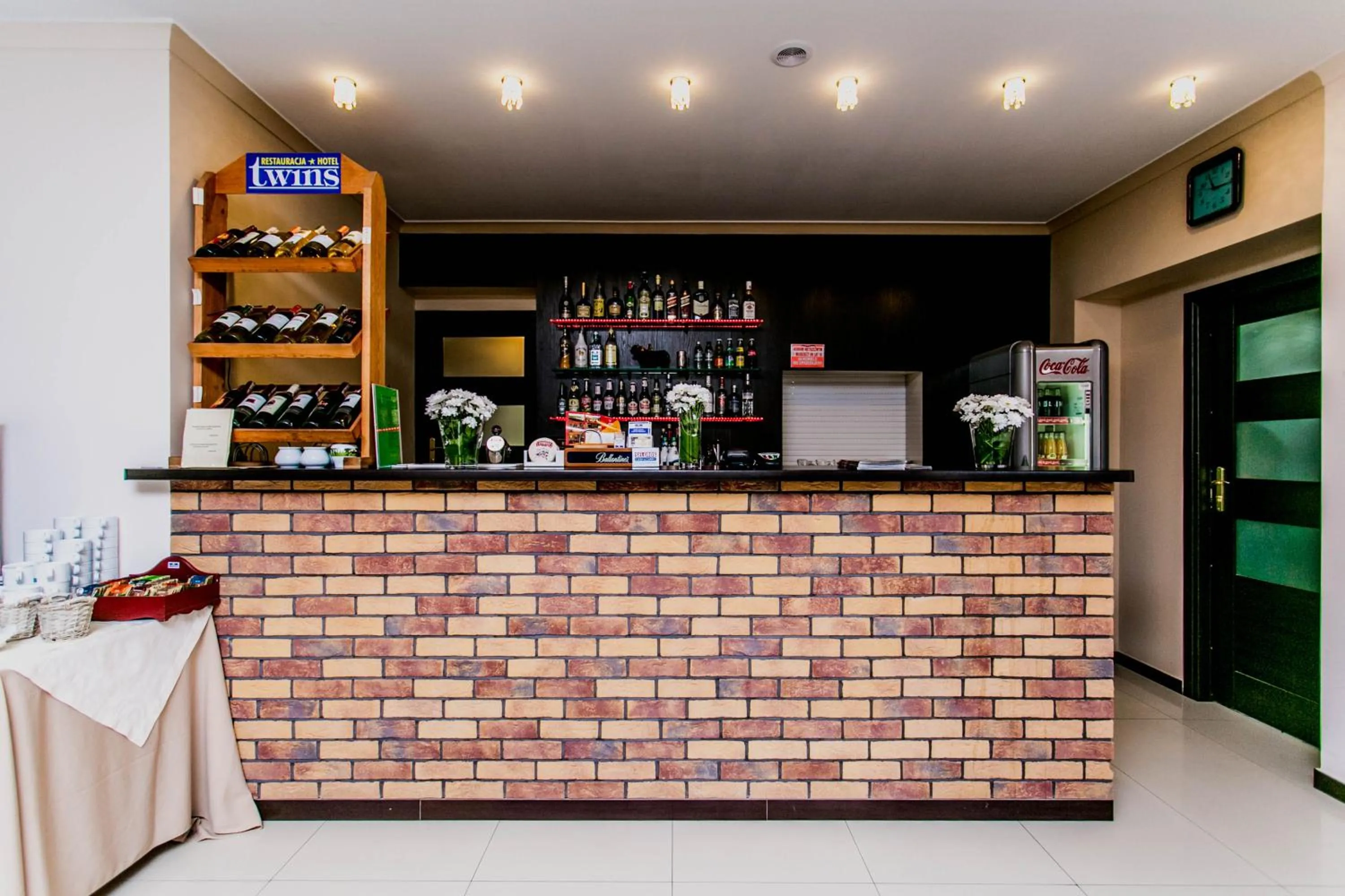 Restaurant/places to eat in Hotel Twins