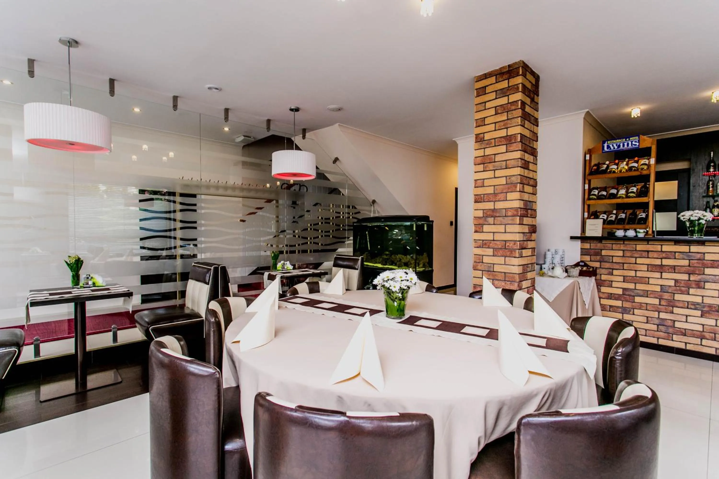 Restaurant/places to eat in Hotel Twins