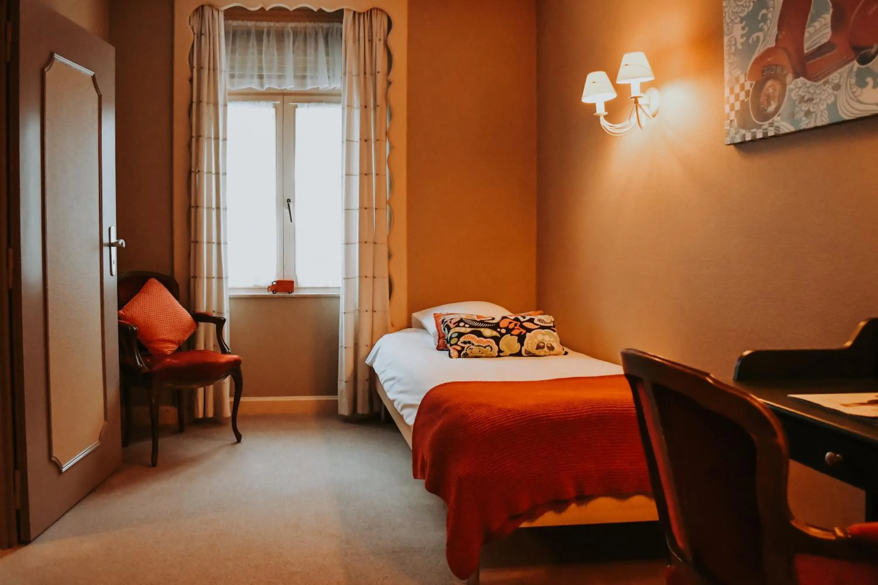 Seating area, Bed in Auberge De La Gaichel