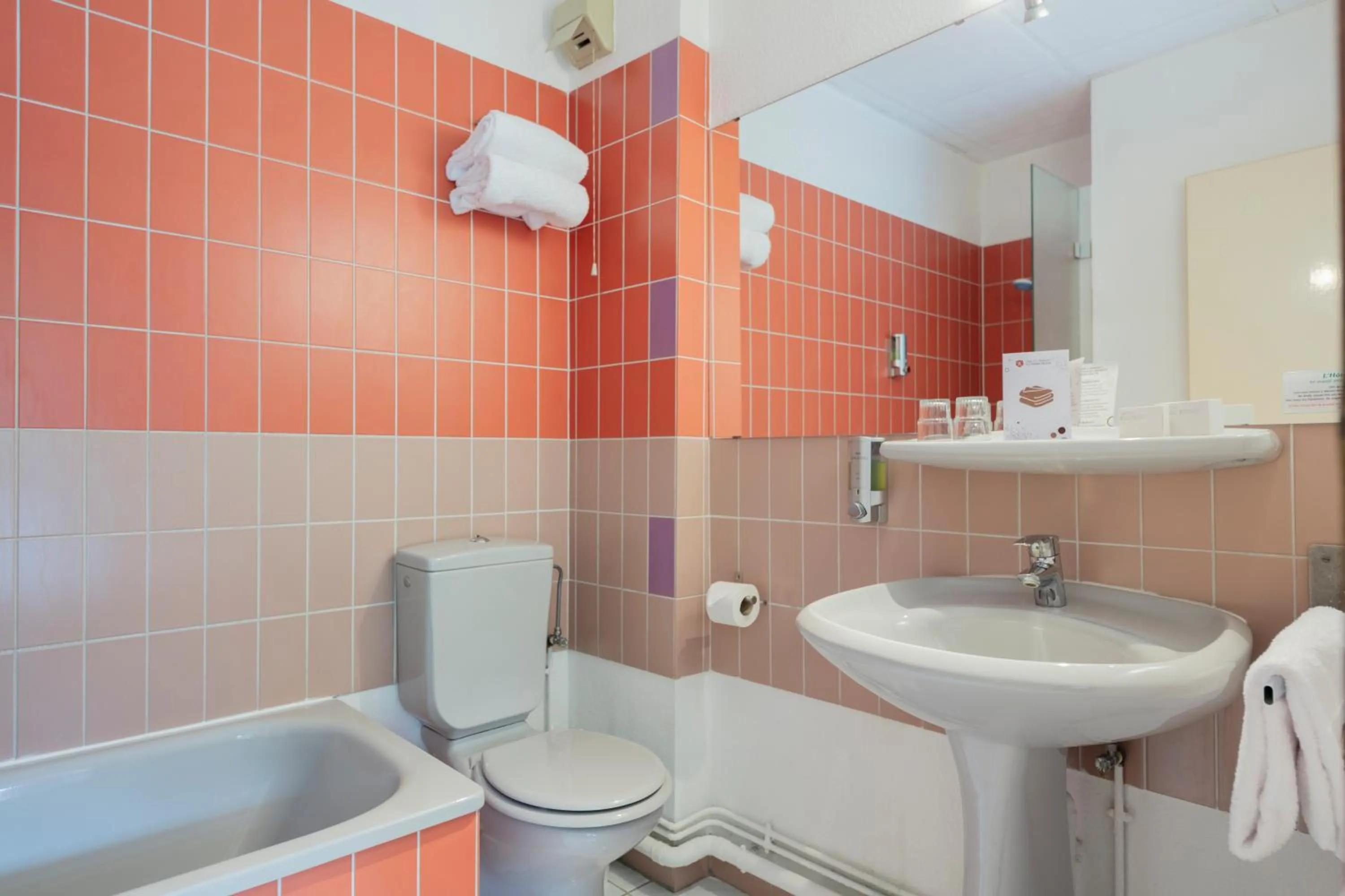 Bathroom in Hôtel Restaurant La Vallée Noble, proche Eguisheim Colmar