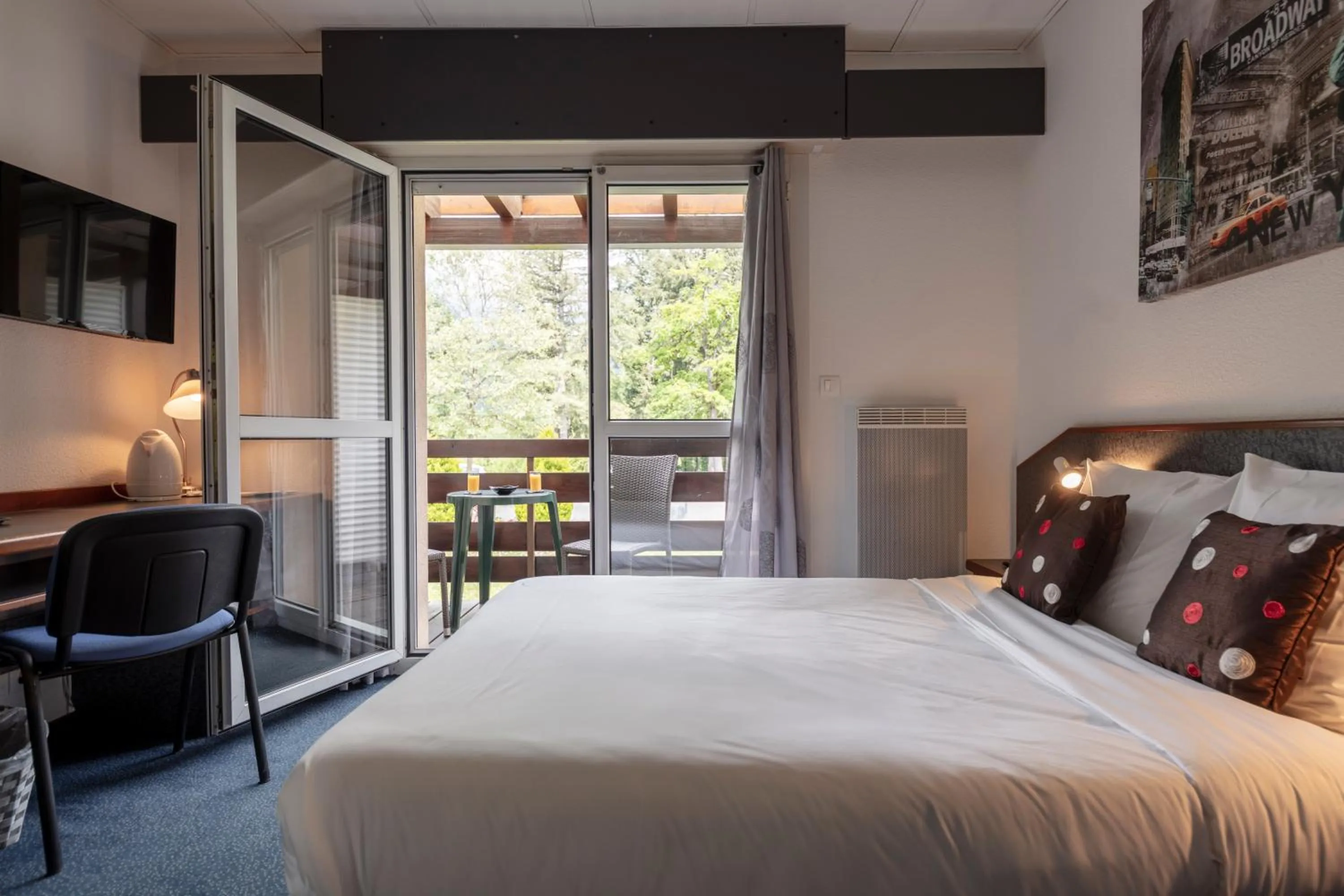 Bedroom, Bed in Hôtel Restaurant La Vallée Noble, proche Eguisheim Colmar