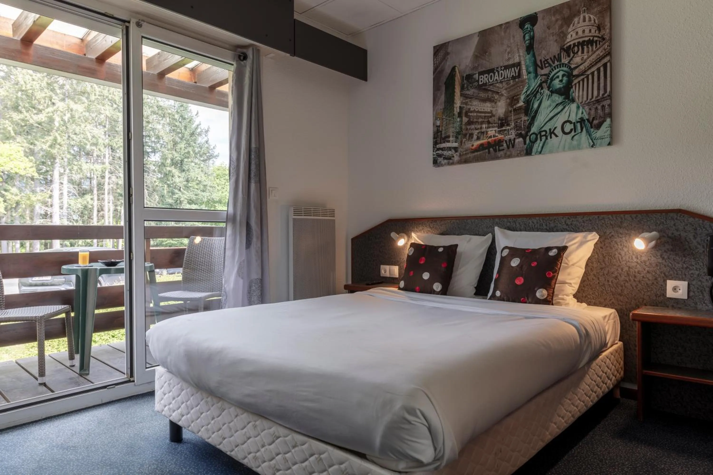 Bedroom, Bed in Hôtel Restaurant La Vallée Noble, proche Eguisheim Colmar