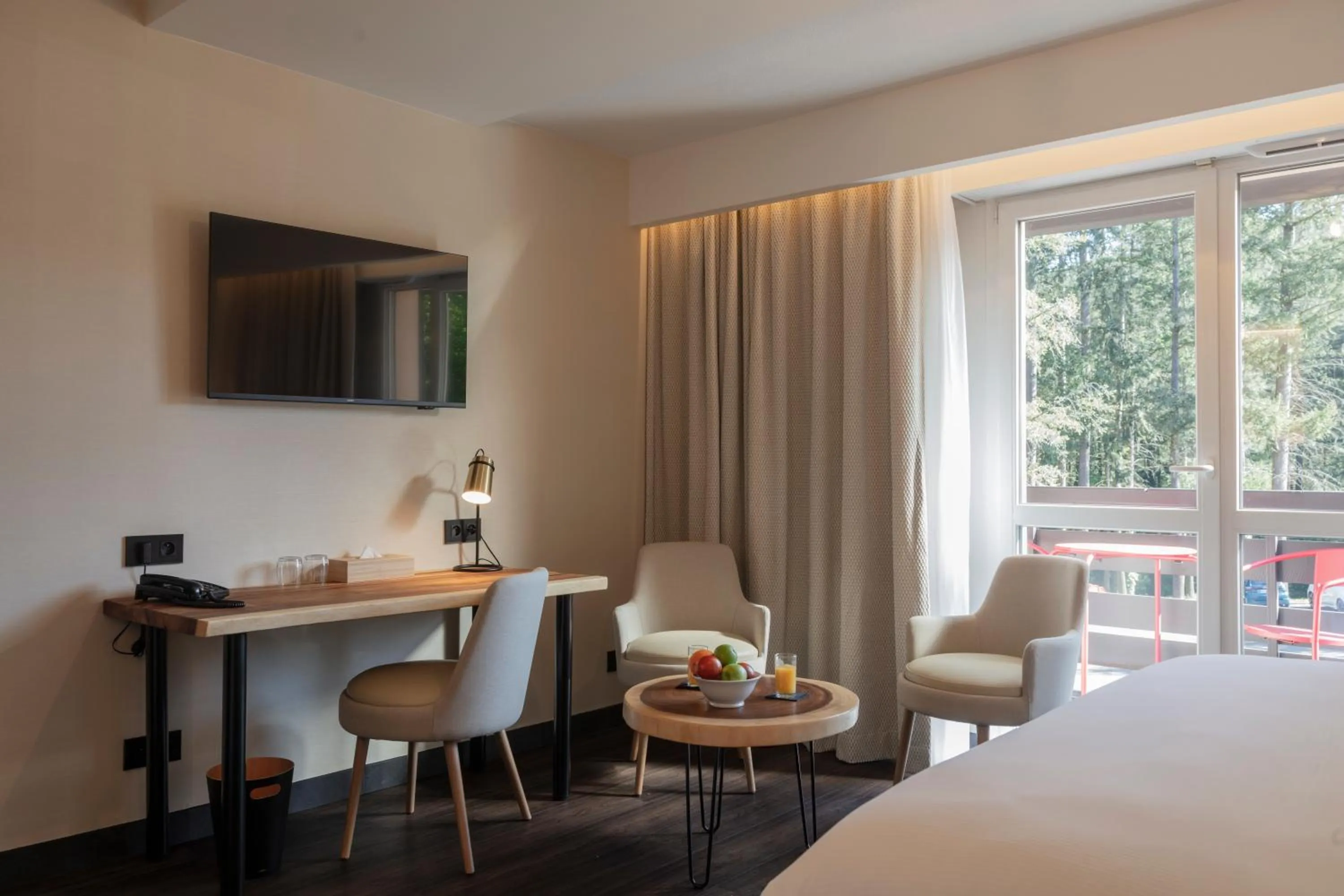 Bedroom, Bed in Hôtel Restaurant La Vallée Noble, proche Eguisheim Colmar