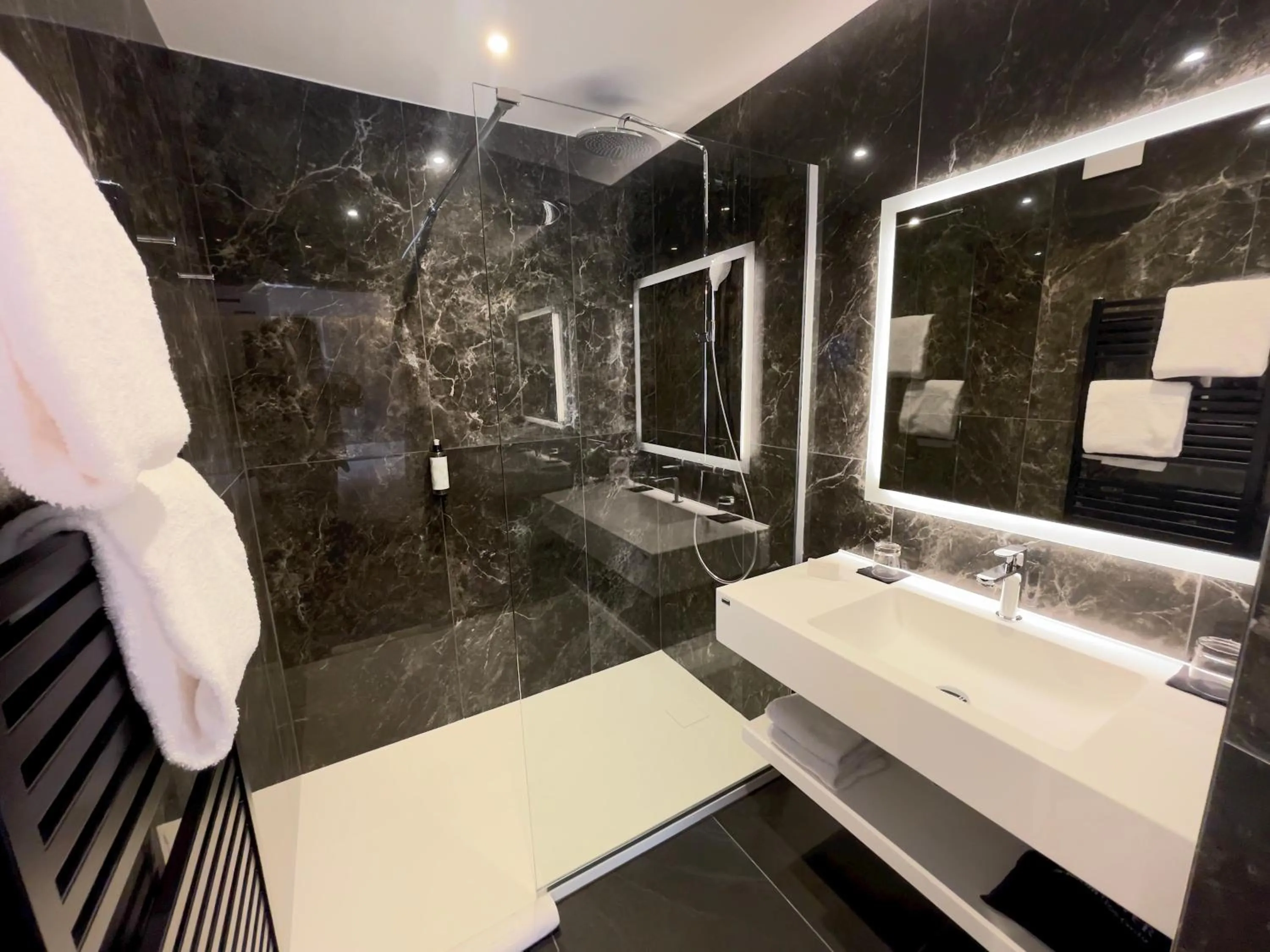 Bathroom in Hôtel Restaurant La Vallée Noble, proche Eguisheim Colmar