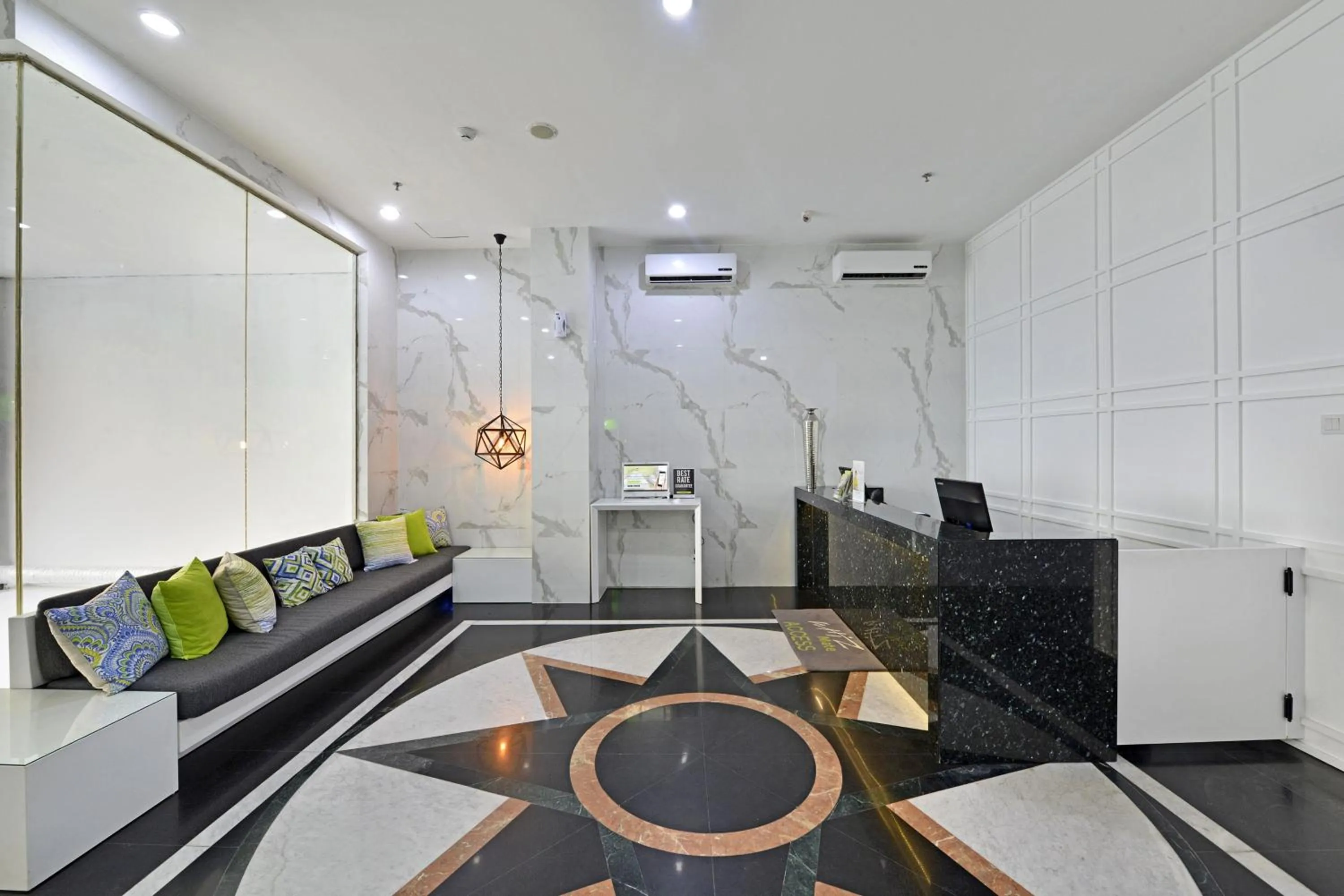 Lobby or reception in Whiz Hotel Falatehan Jakarta