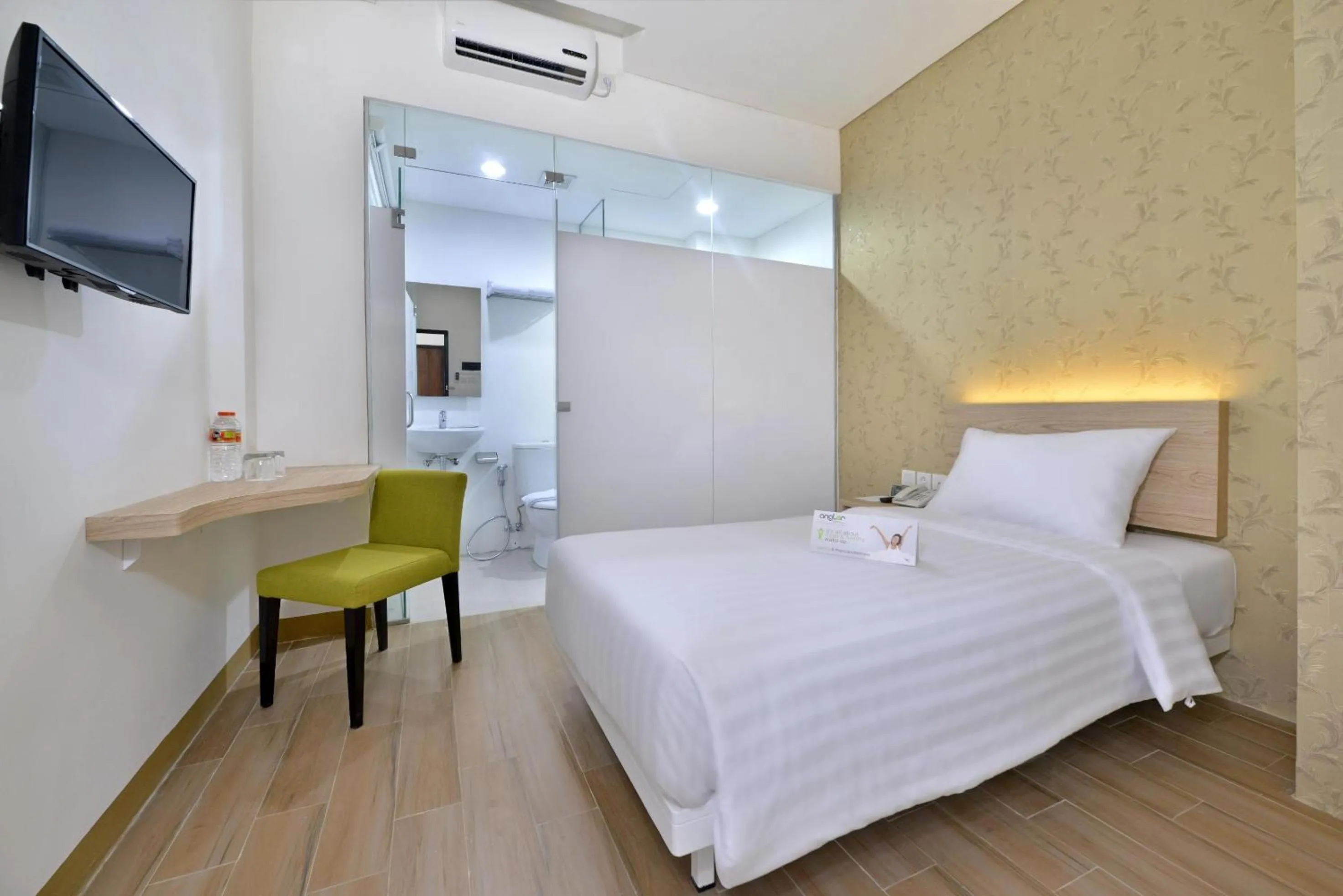 Bed in Whiz Hotel Falatehan Jakarta