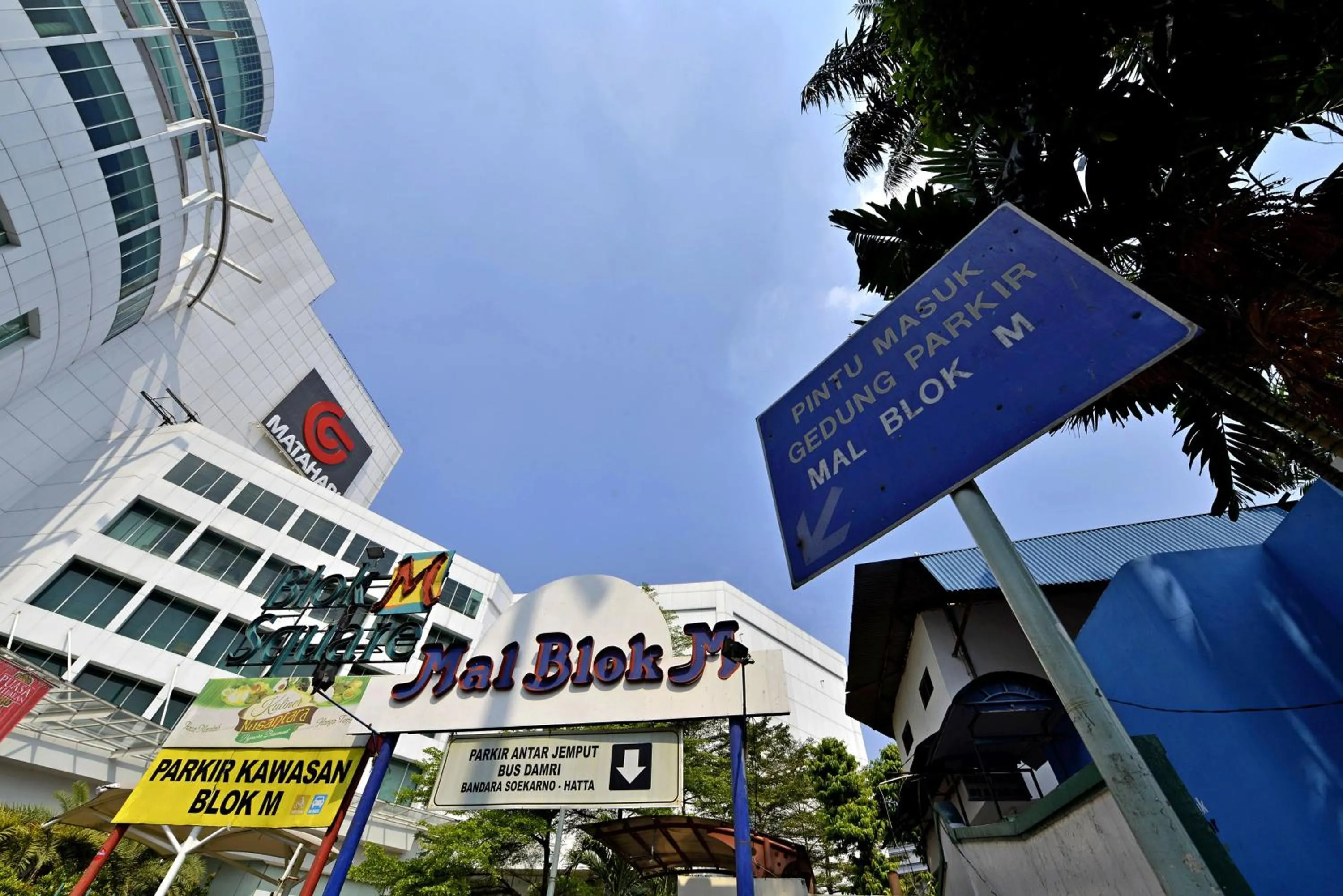 Nearby landmark in Whiz Hotel Falatehan Jakarta