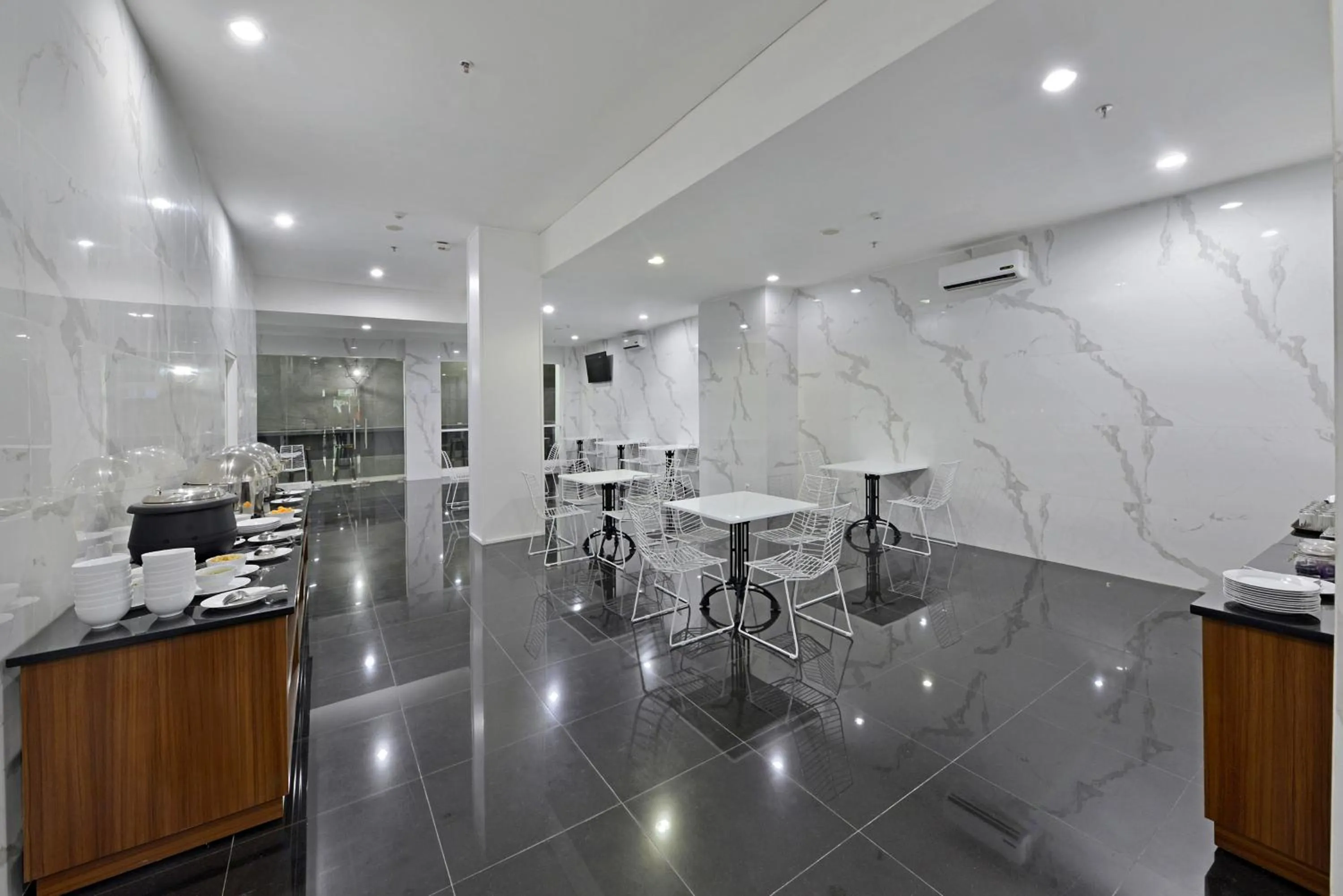 Restaurant/places to eat in Whiz Hotel Falatehan Jakarta