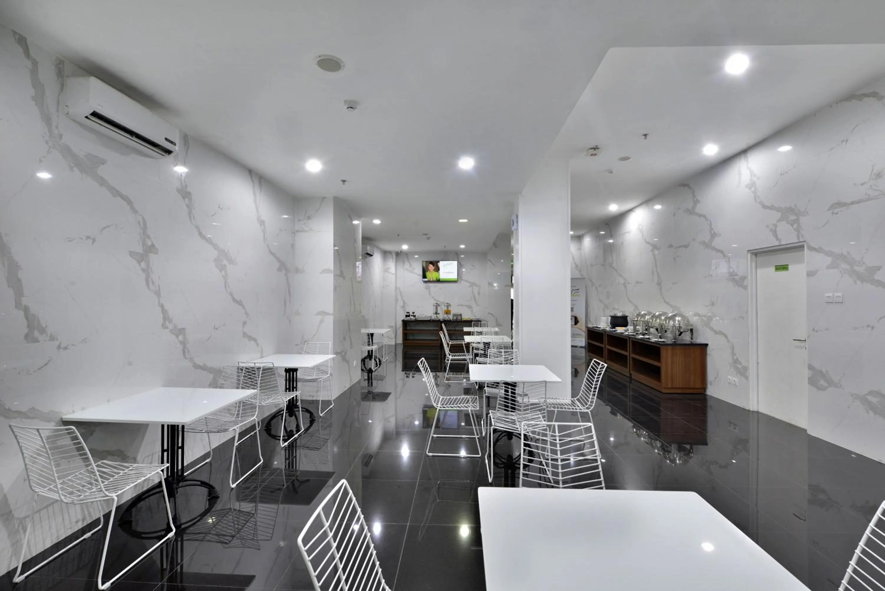 Restaurant/places to eat in Whiz Hotel Falatehan Jakarta