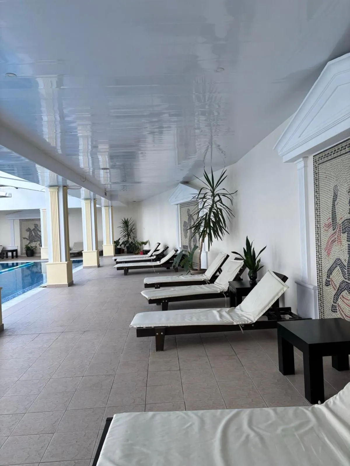 Swimming pool in Parklands Hotel & Pool