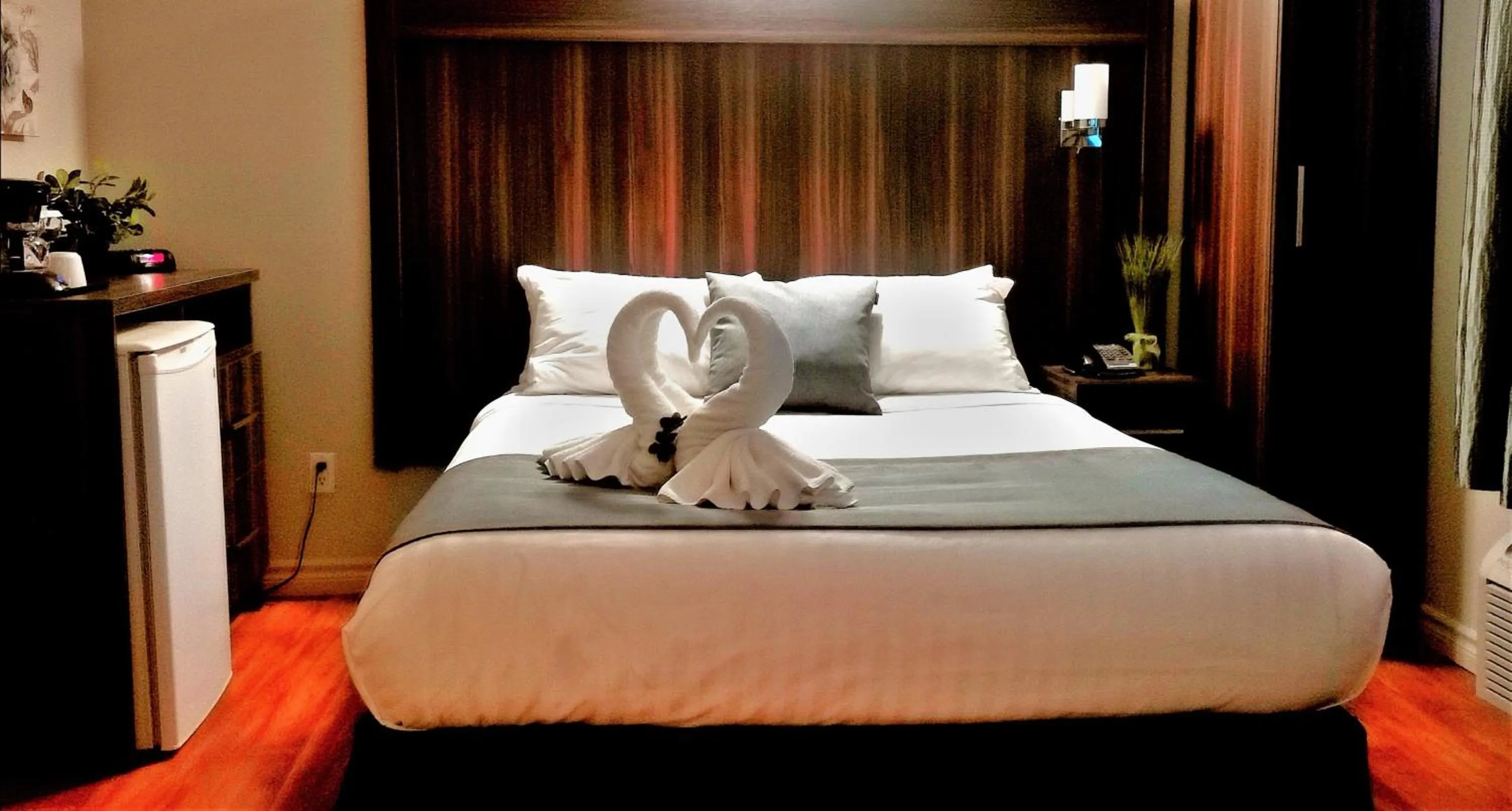 Bedroom, Bed in Hotel et Motel Le Chateauguay