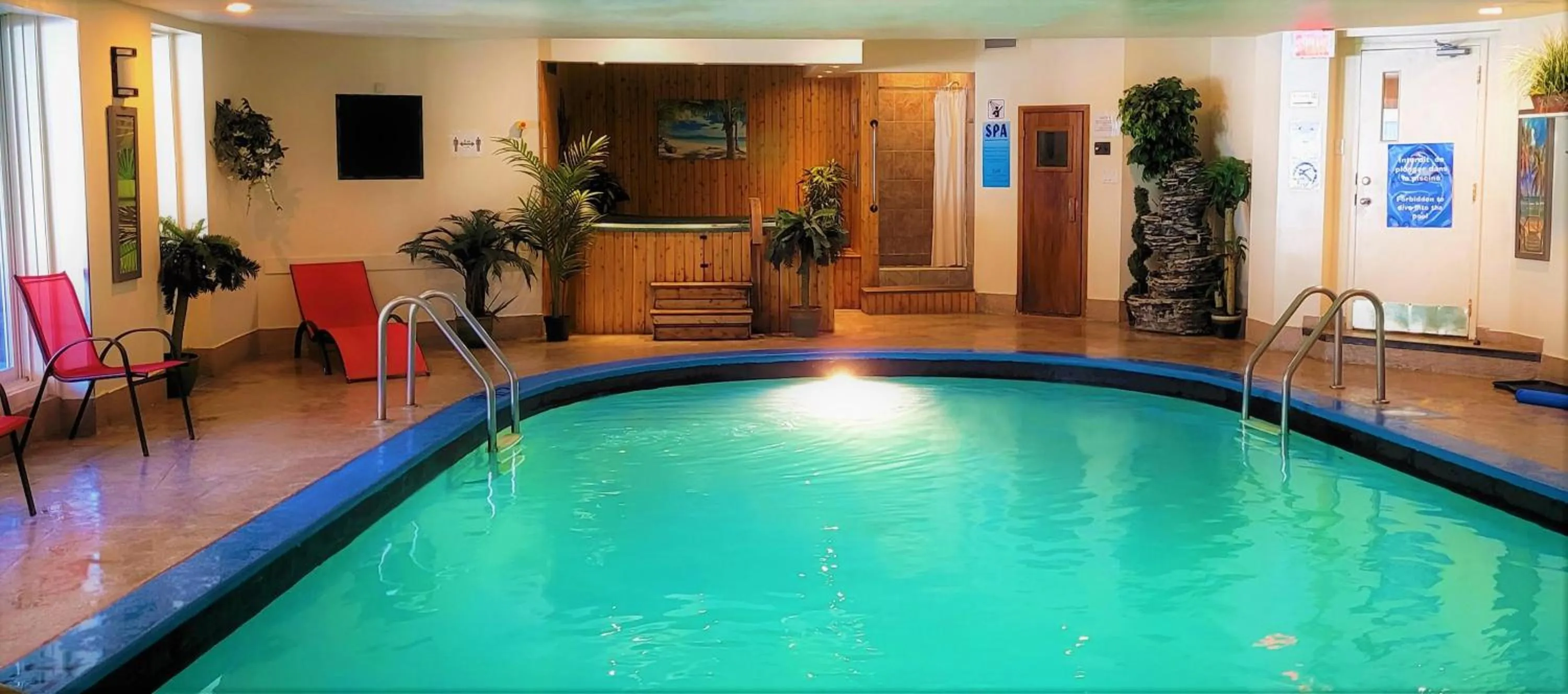 Pool view in Hotel et Motel Le Chateauguay