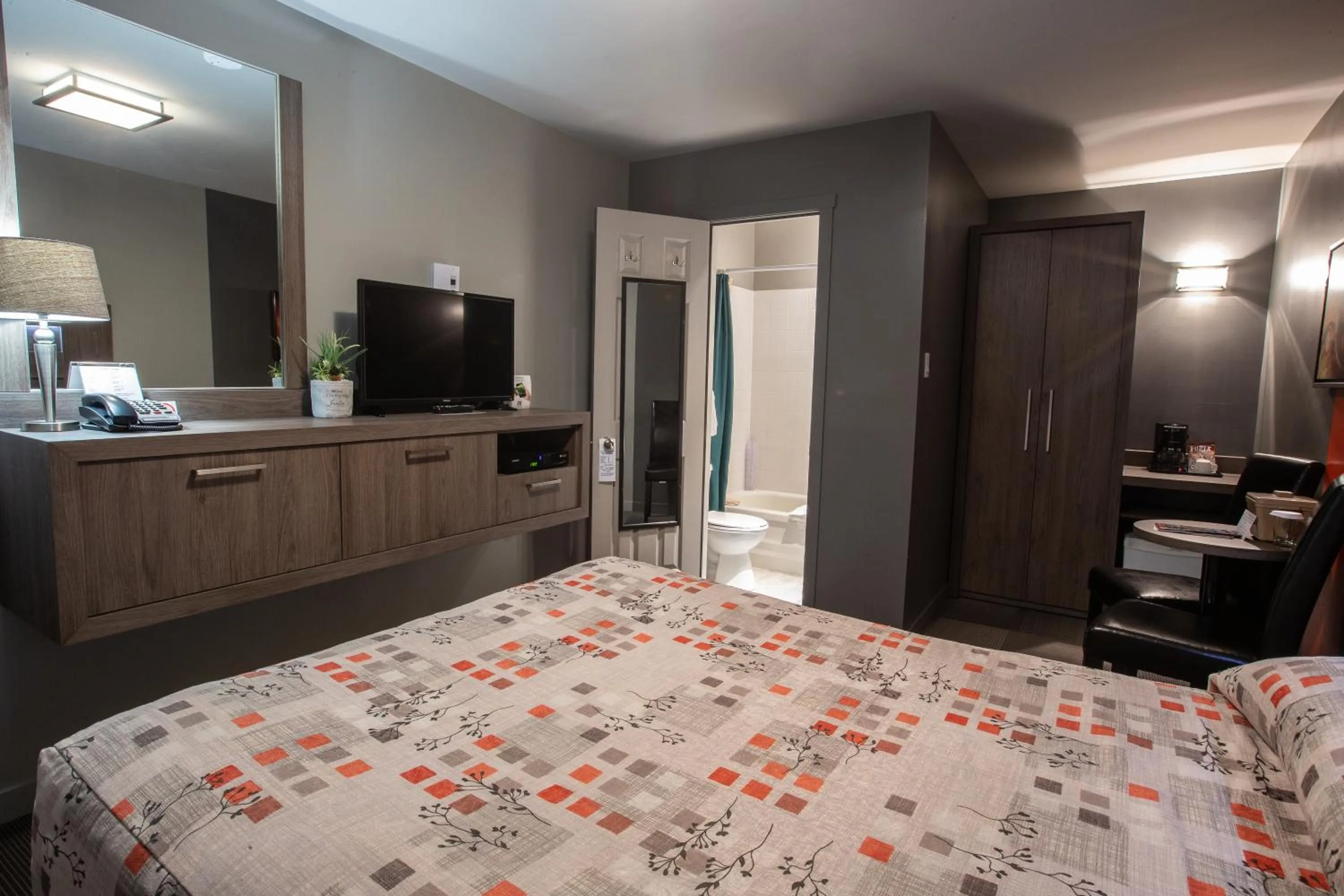 Bedroom, Bed in Hotel et Motel Le Chateauguay