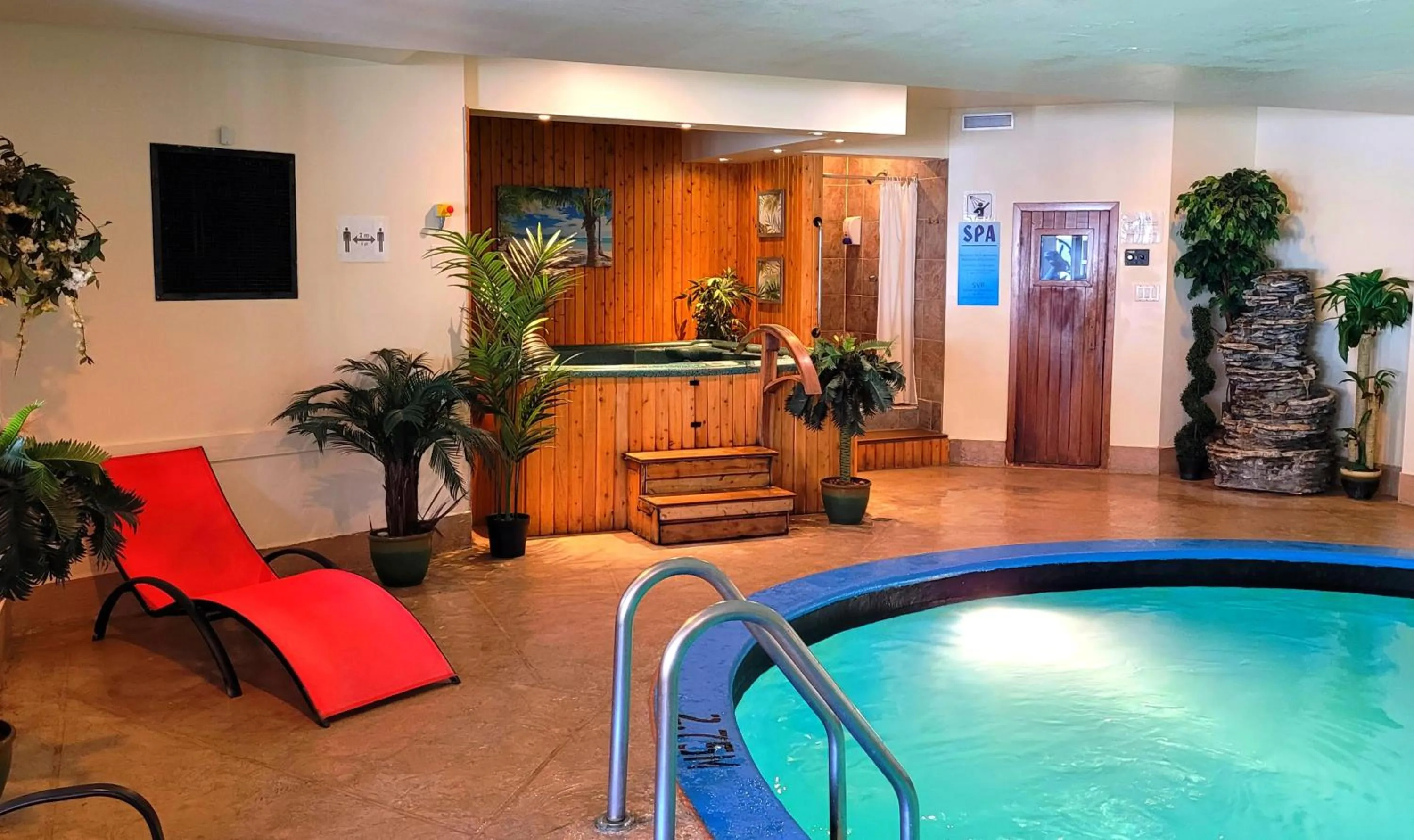 Swimming pool in Hotel et Motel Le Chateauguay