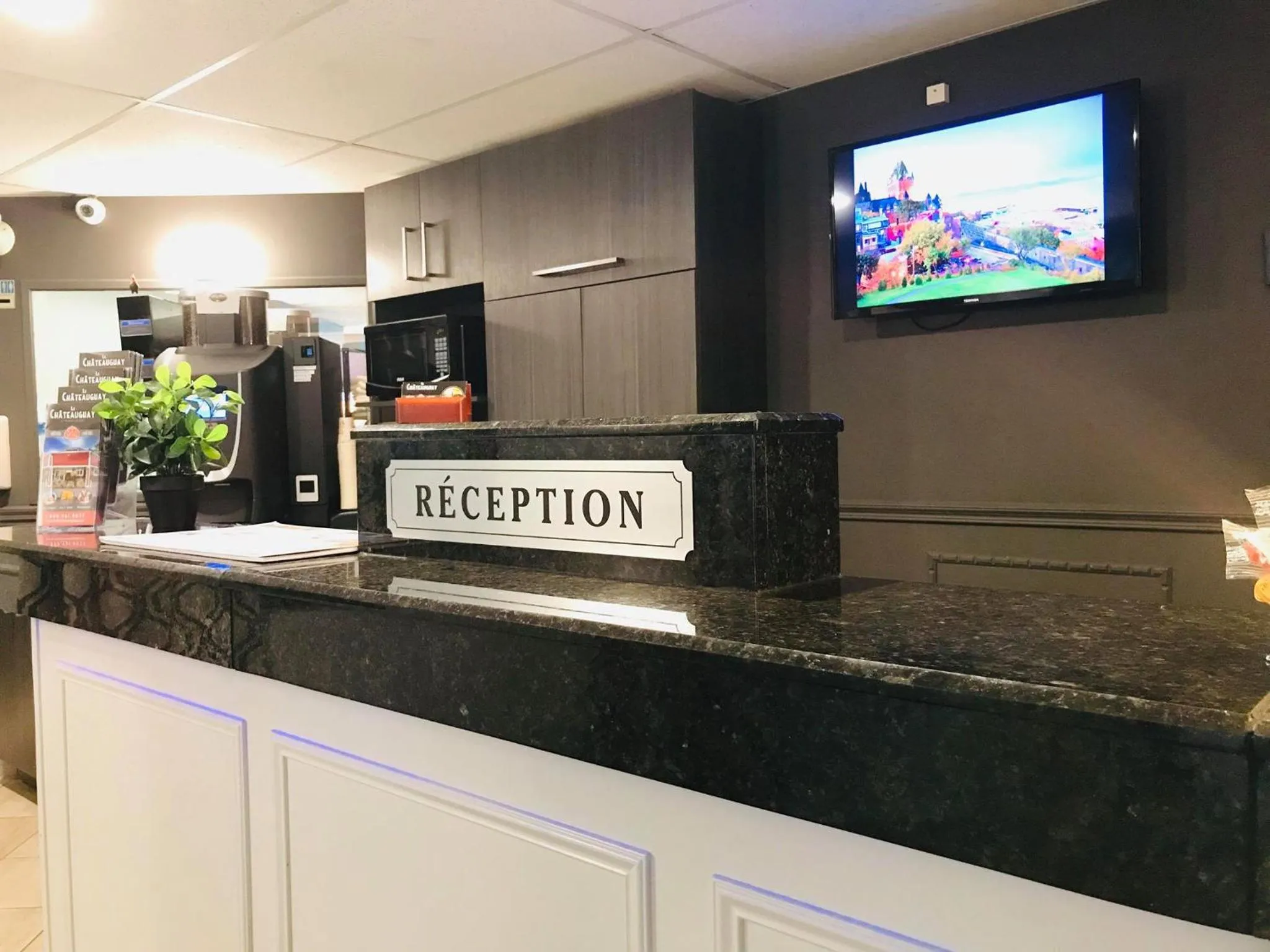 Lobby or reception in Hotel et Motel Le Chateauguay