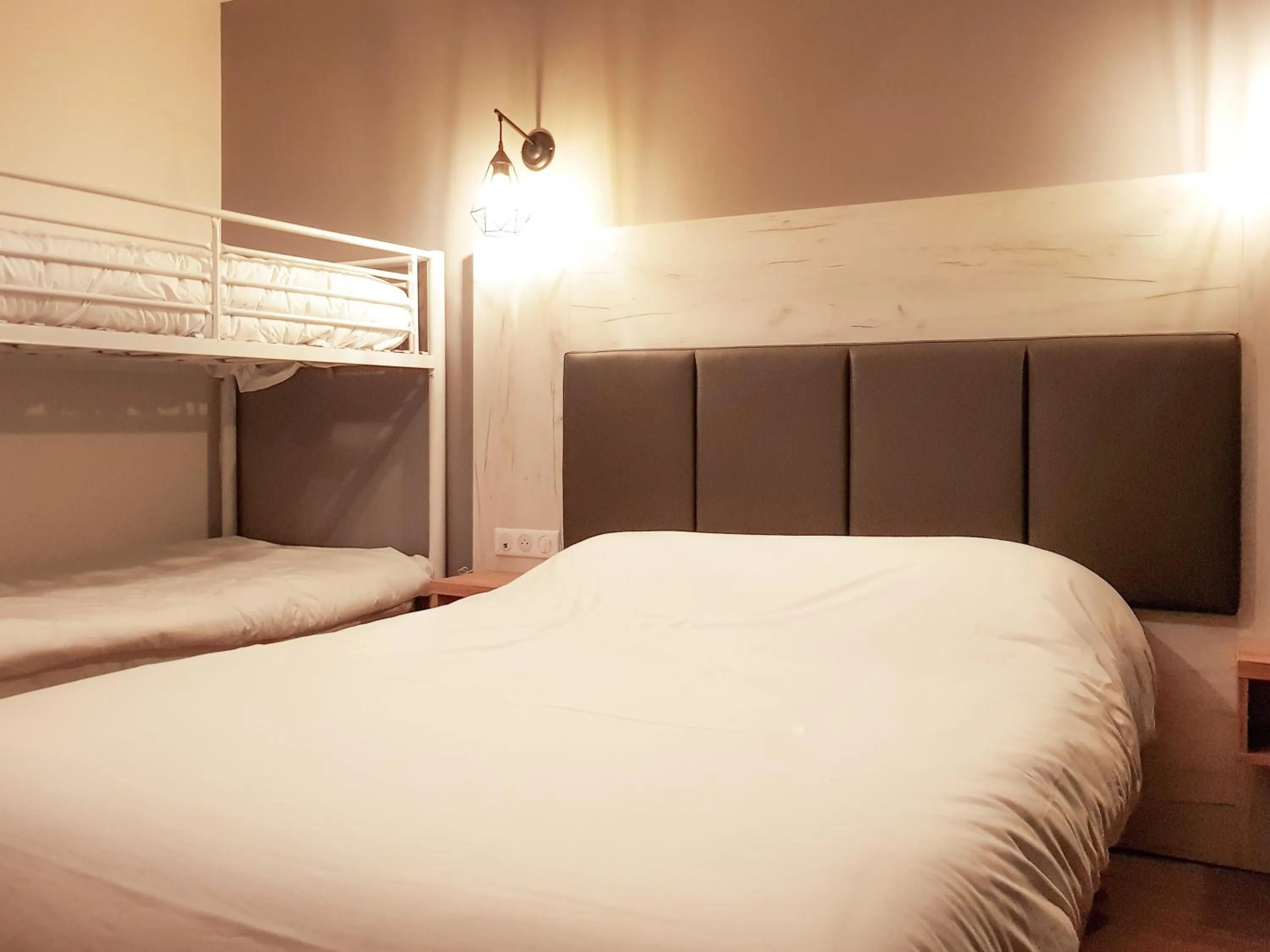 Bed in Logis Clermotel - Hôtel & Restaurant