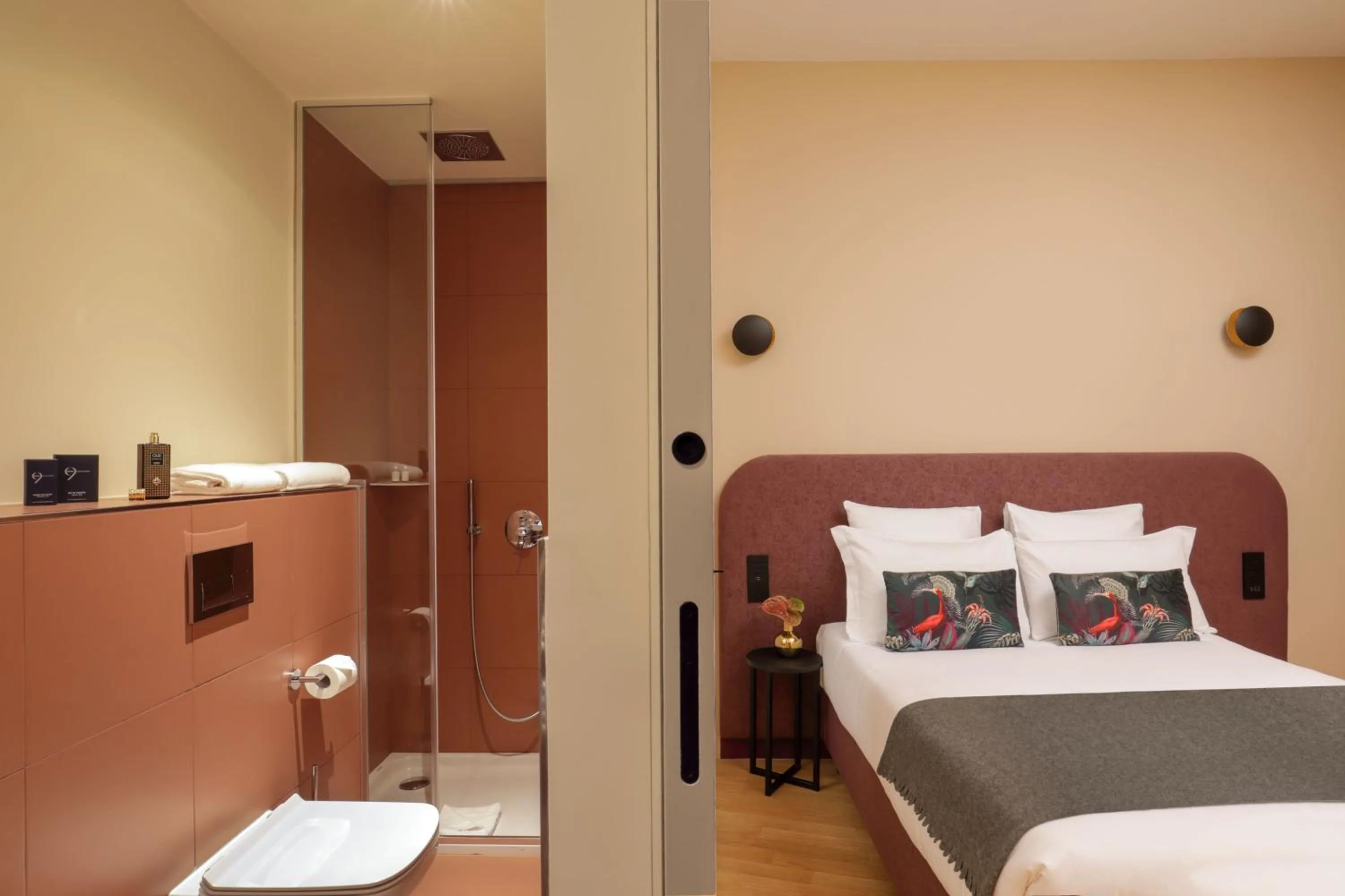 Shower, Bed in 9Hotel Cesari