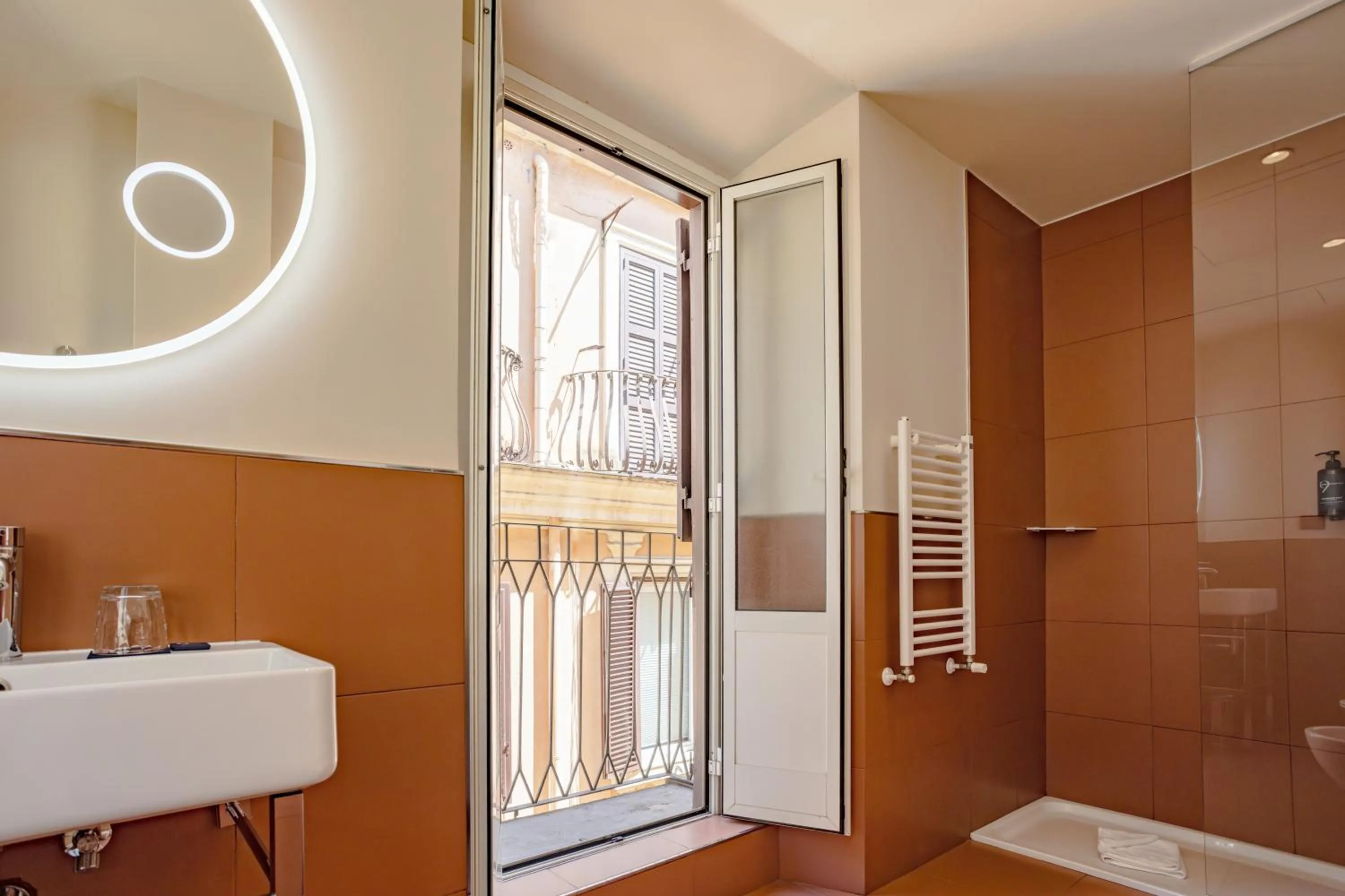 Shower in 9Hotel Cesari