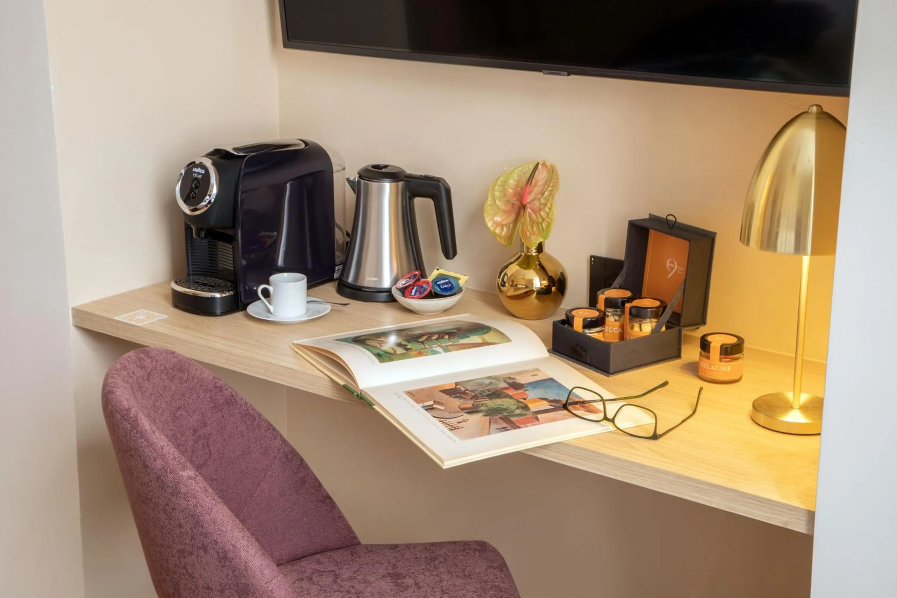 Coffee/tea facilities in 9Hotel Cesari