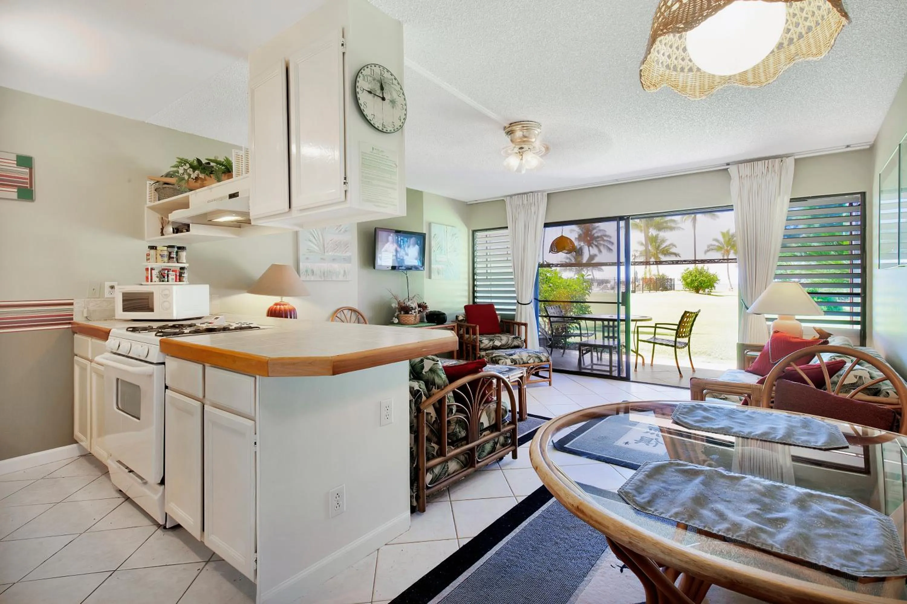 Dining area in Castle at Moloka'i Shores